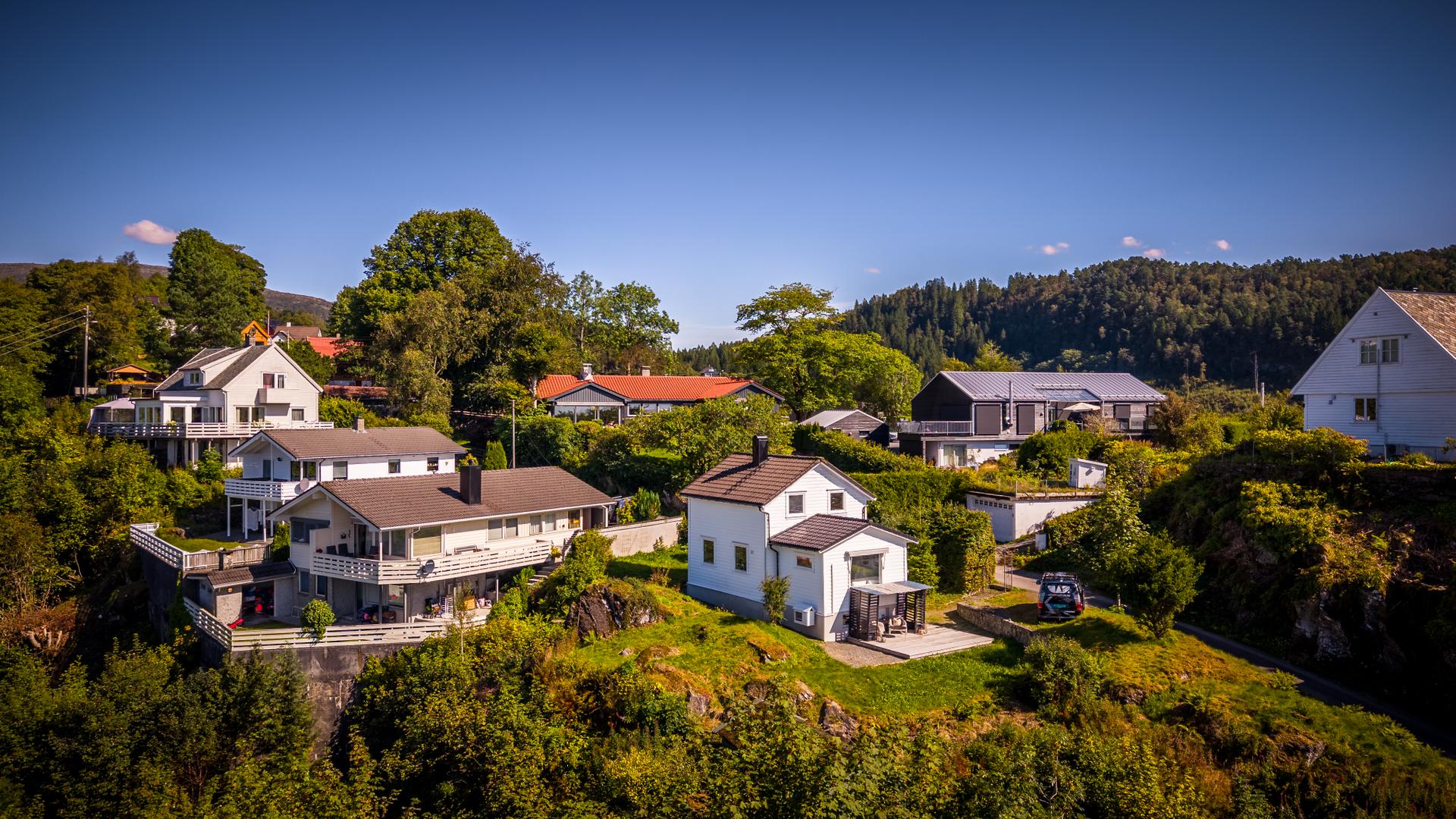 Velkommen til Sædalsvegen 79B. Enebolig med god beliggenhet og svært gode solforhold. Området består hovedsakelig av etablert villa- og småhusbebyggelse. Foto: Wilhelmsen Foto. Bilde nummer 1 av 3