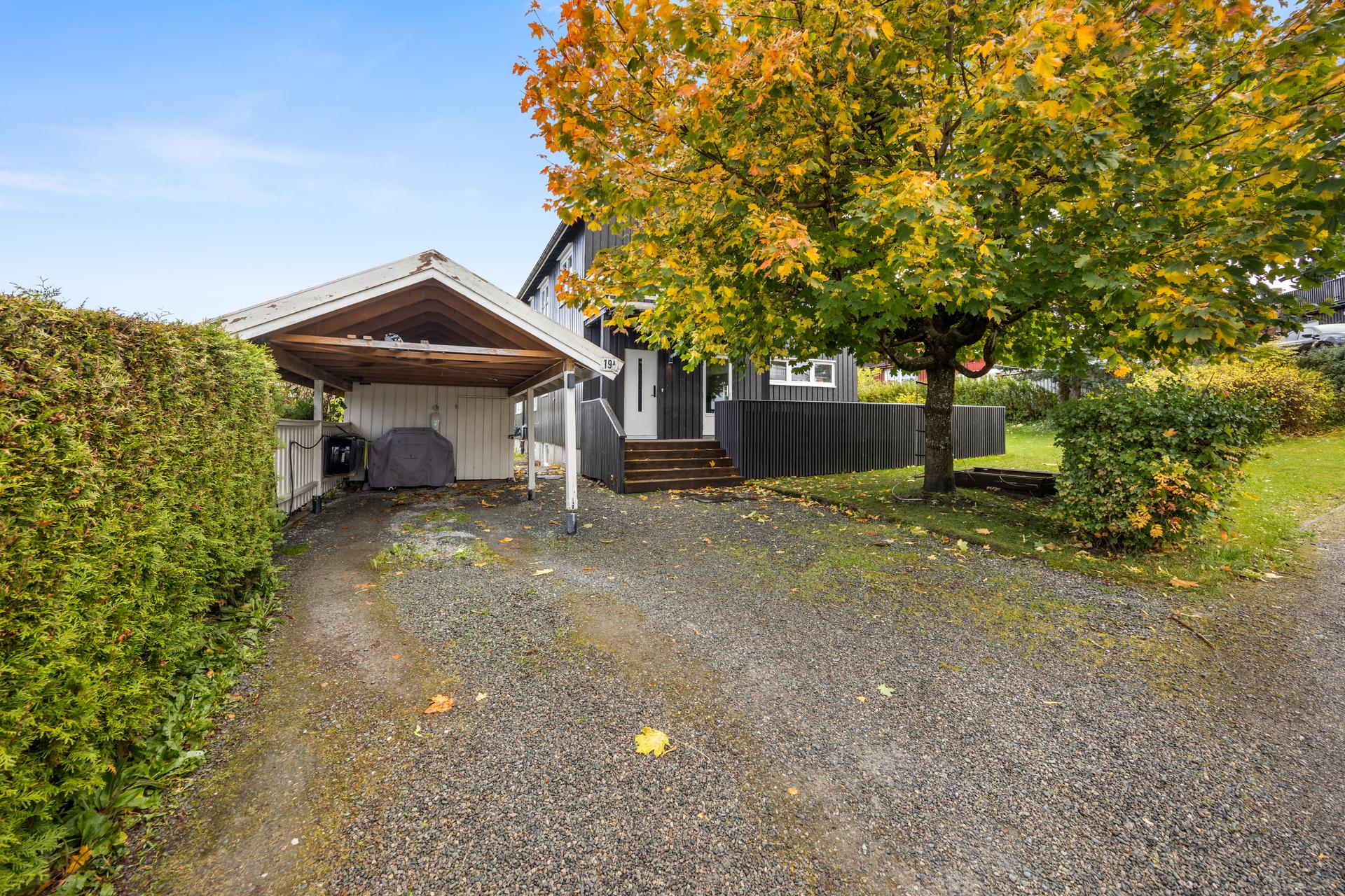 Halvpart av vertikaldelt tomannsbolig med carport. Beliggende innerst i blindvei på Skjefte.. Bilde nummer 2 av 3