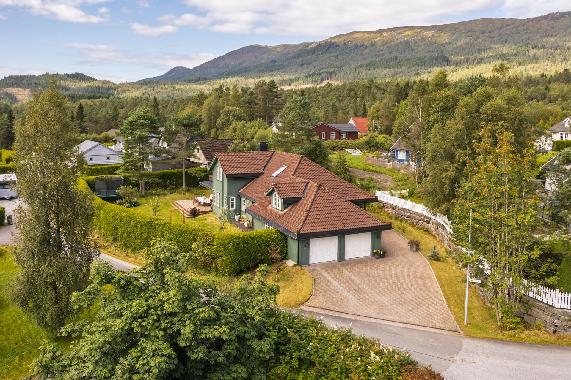Innhaldsrik einebustad over to plan med integrert dobbelgarasje og vassboren varme.. Bilde nummer 2 av 3