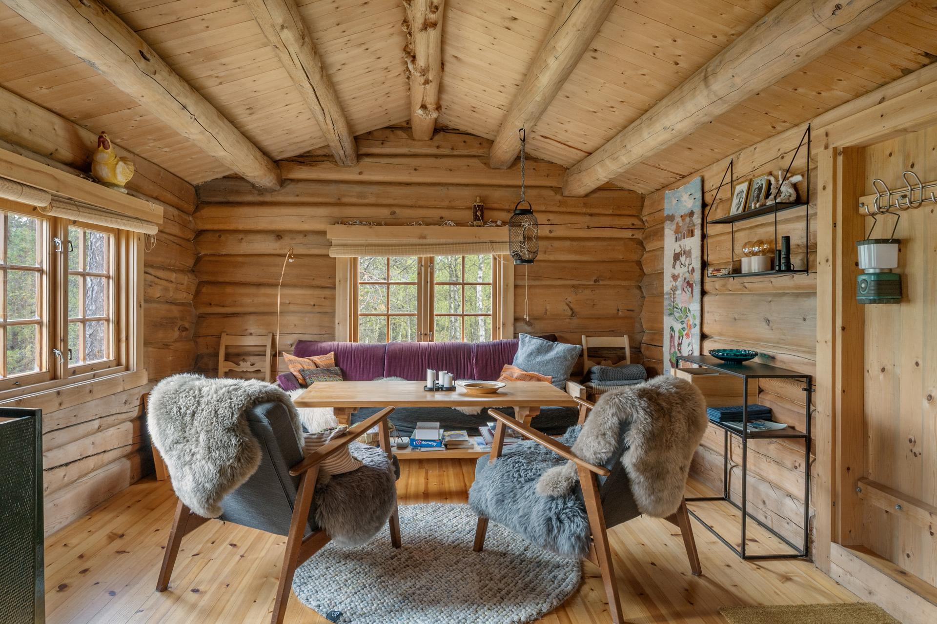 Lun og trivelig hytte med plass til sofagruppe.. Bilde nummer 2 av 3