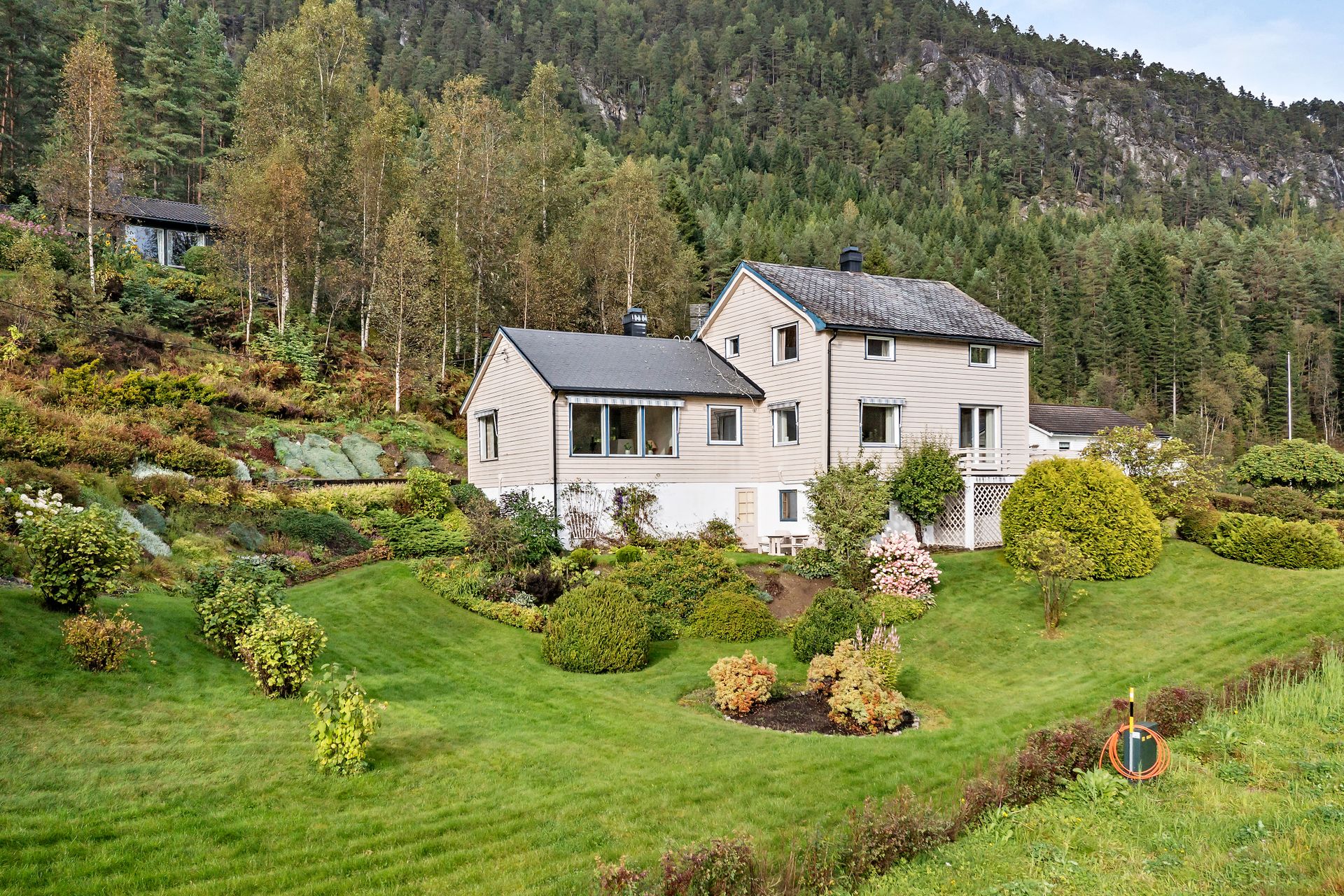 Eigedomen har stor og flott opparbeida hage.. Bilde nummer 2 av 3