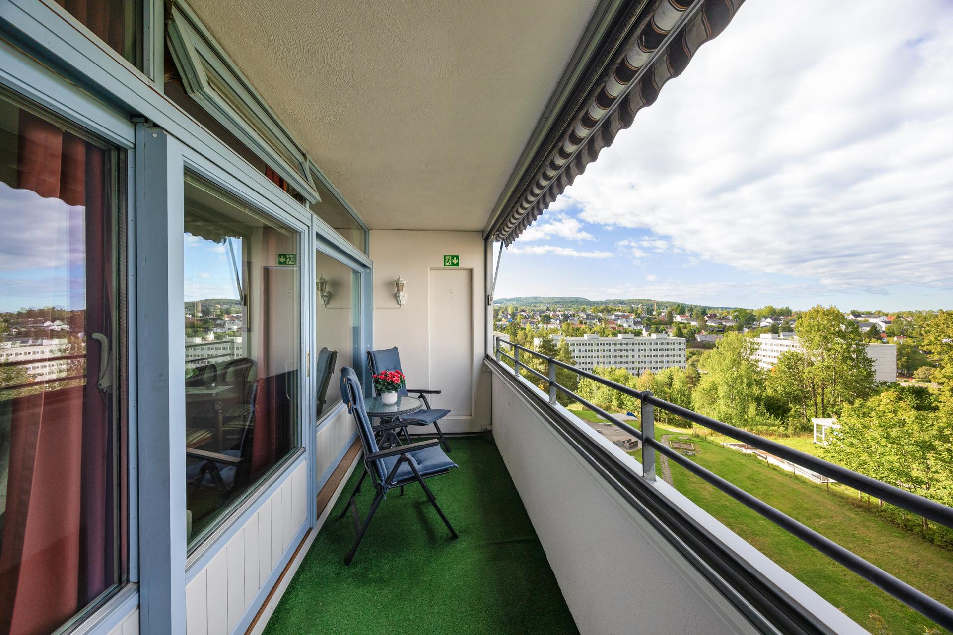 Lys og romslig 4-roms andelsleilighet i 5. etasje med heis, innglasset balkong og tre soverom på Haugenstua.. Bilde nummer 2 av 3