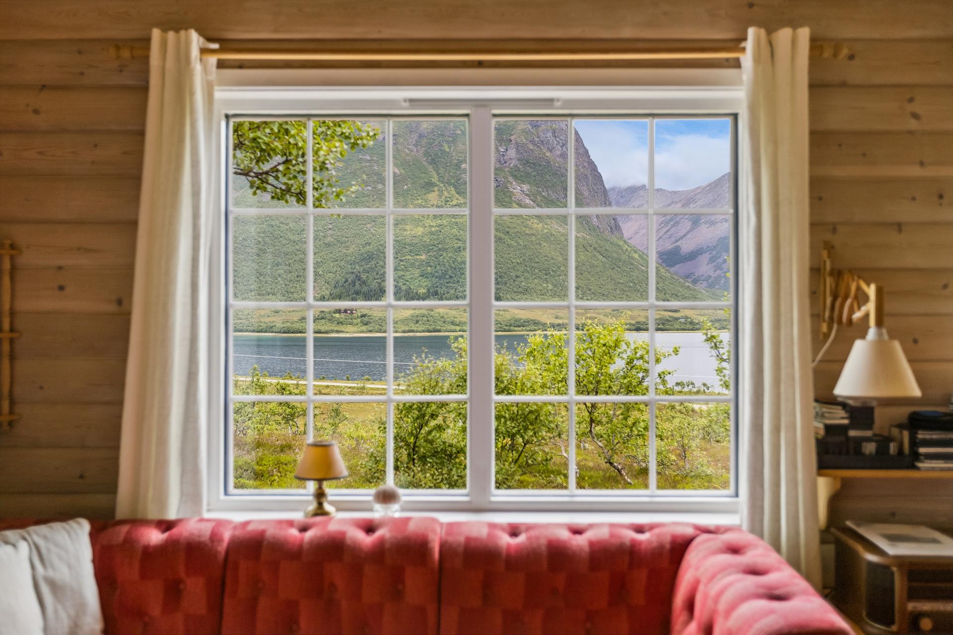 Fra stuen har du utsikt over Austerfjorden og de omkringliggende fjellene.. Bilde nummer 3 av 3