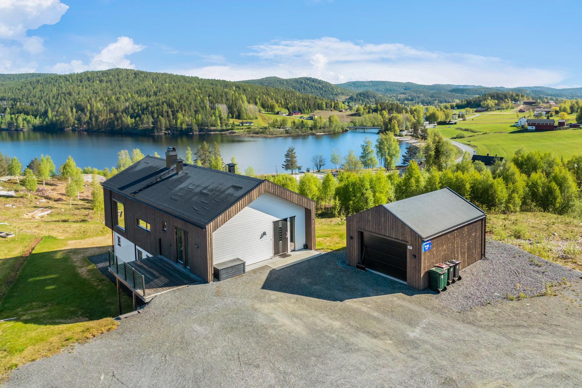 Velkommen til flotte Bergsvingen 44! Foto: Diakrit AS. Bilde nummer 1 av 3