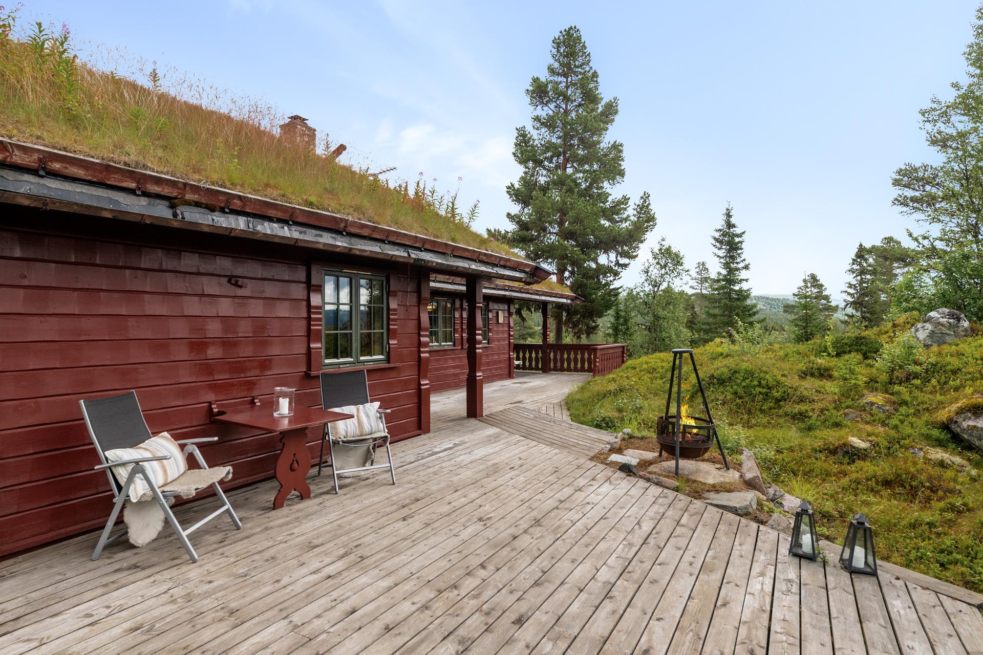 Hytta ligger idyllisk til i naturskjønne omgivelser ved Tindefjell i Luredalen, med stor terrasse og flott utsikt!. Bilde nummer 2 av 3
