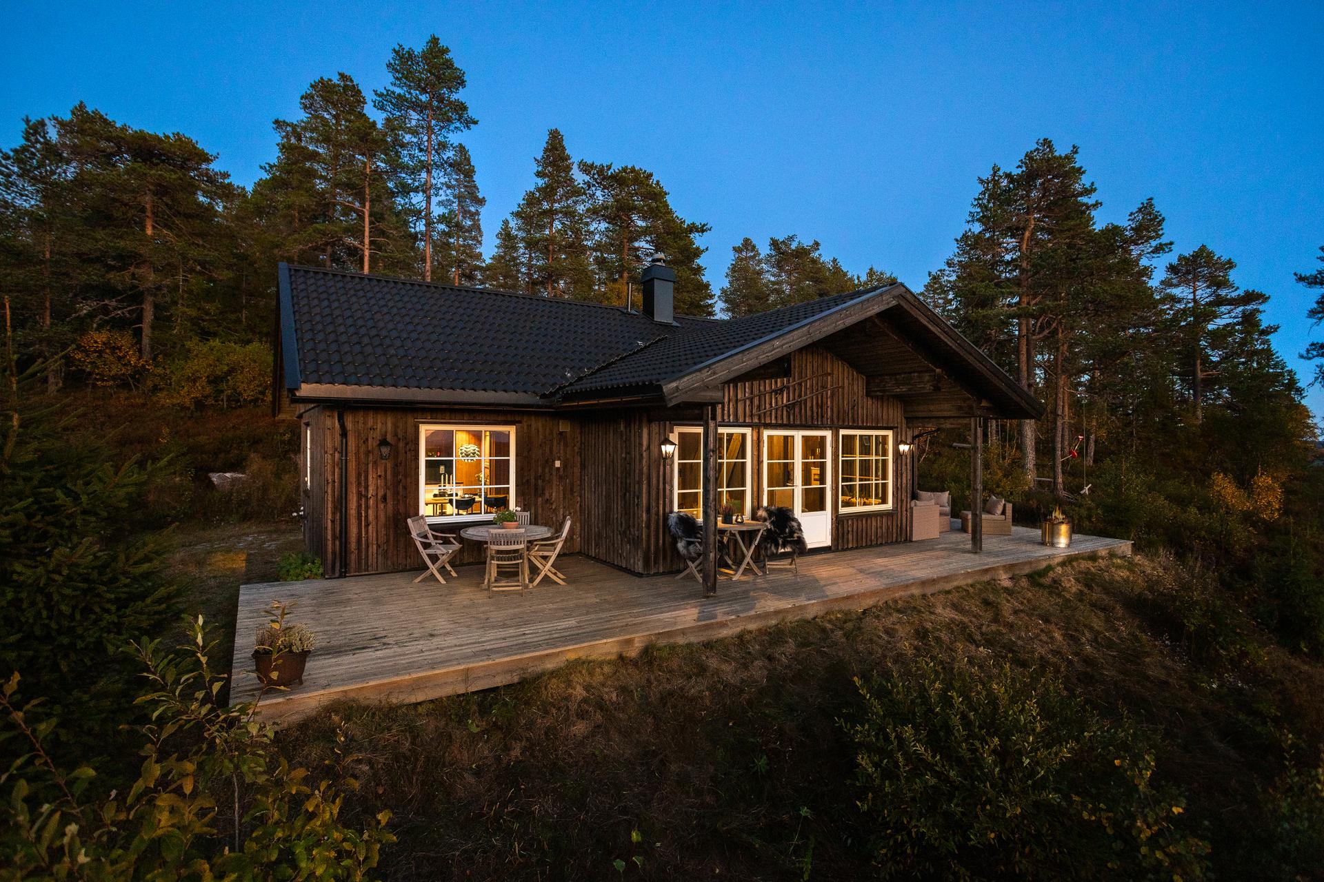 Varm og innbydende hytteidyll i skumringstimen på Blefjell. Hytta er bygget i 2011 og har en moderne standard. . Bilde nummer 3 av 3
