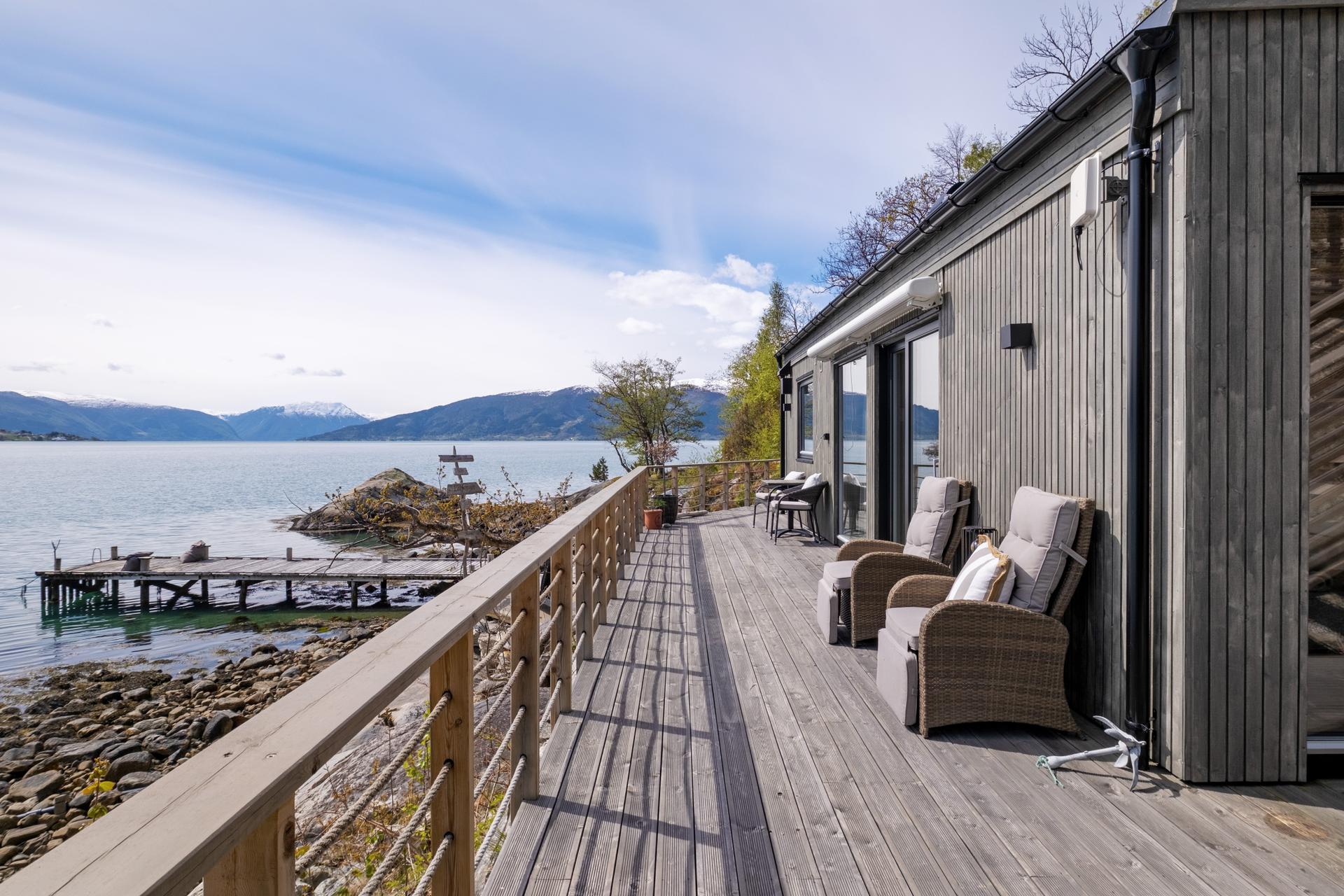 Velkomen til Sognefjordvegen 182 – eit sommarparadis utanom det vanlege, omgitt av storslått natur og fjordidyll.  Foto:  Foto:Creativision (Jonny Akselsen). Bilde nummer 1 av 3