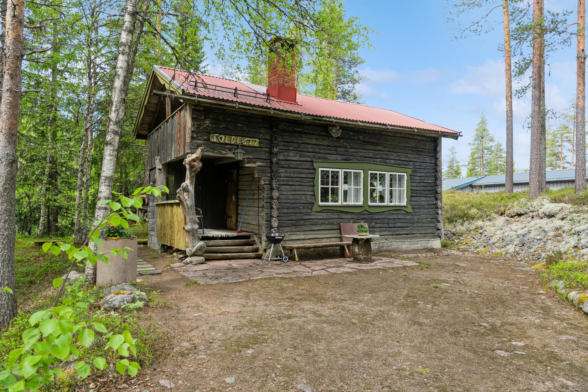 Egen tomt med god plass for parkering og uteaktiviteter, omgitt av stille skog.. Bilde nummer 3 av 3
