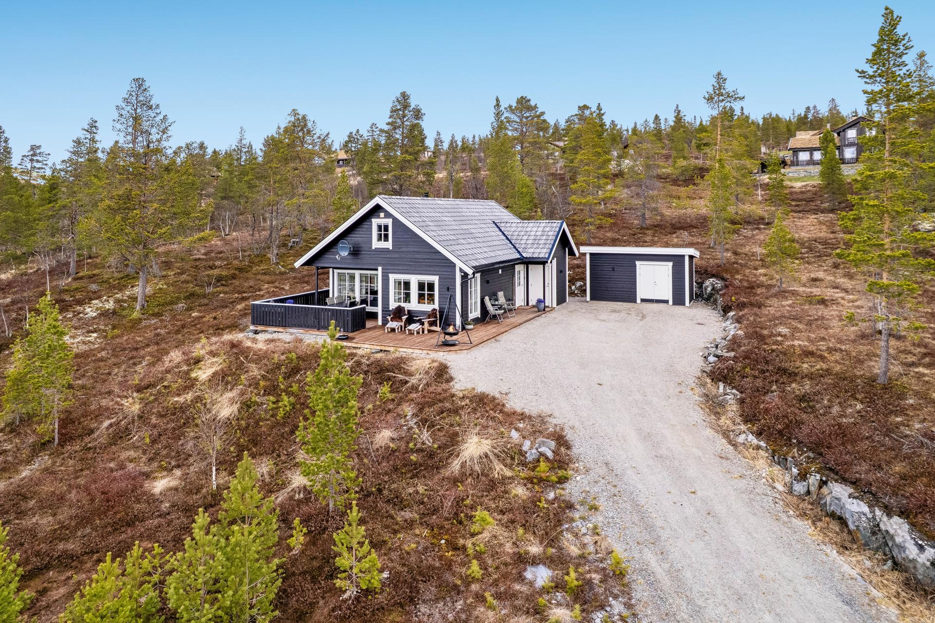 Moderne fritidsbolig fra 2019, med en ny, isolert bod på 12 m² oppført i 2024.. Bilde nummer 1 av 3