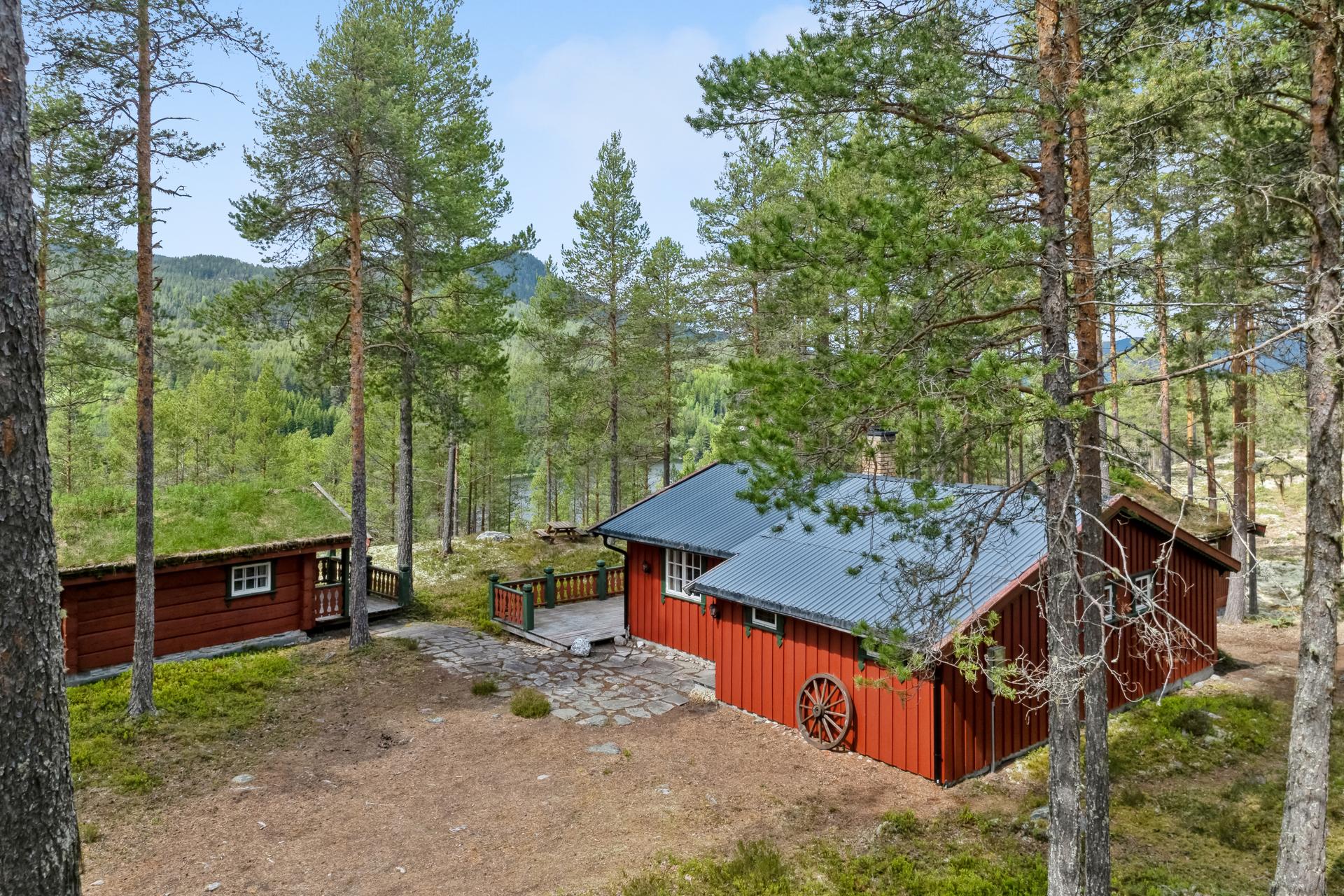Sjarmerende fritidseiendom i landlige omgivelser med hytte, anneks og uthus.. Bilde nummer 2 av 3