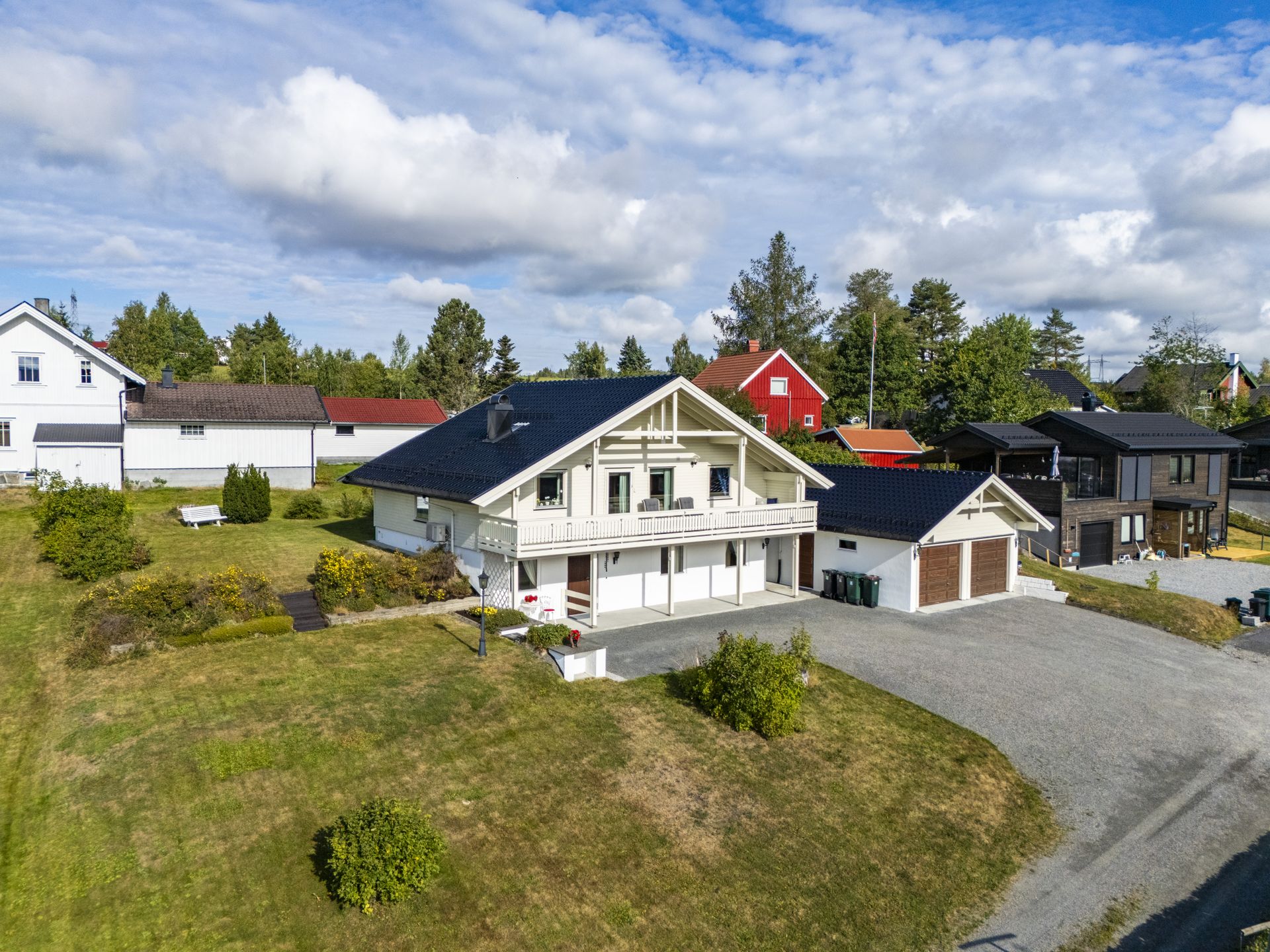 Eiendommen har en fin beliggenhet i et etablert og familievennlig boligområde på Hovdeskogen.. Bilde nummer 3 av 3