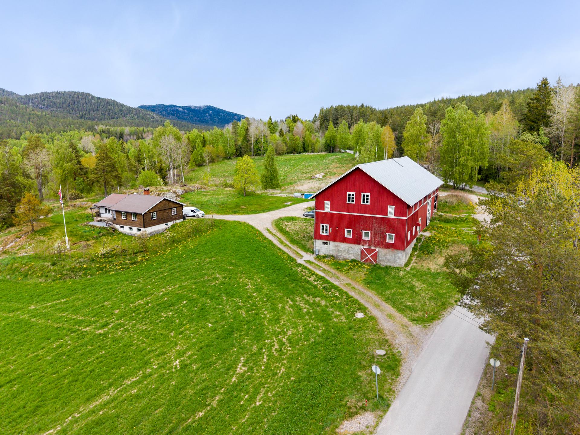 Eiendommen ligger i landlige og fredelige omgivelser på en stor tomt på ca. 8,4 dekar med bl.a. 2,1 dekar produktiv skog. . Bilde nummer 3 av 3