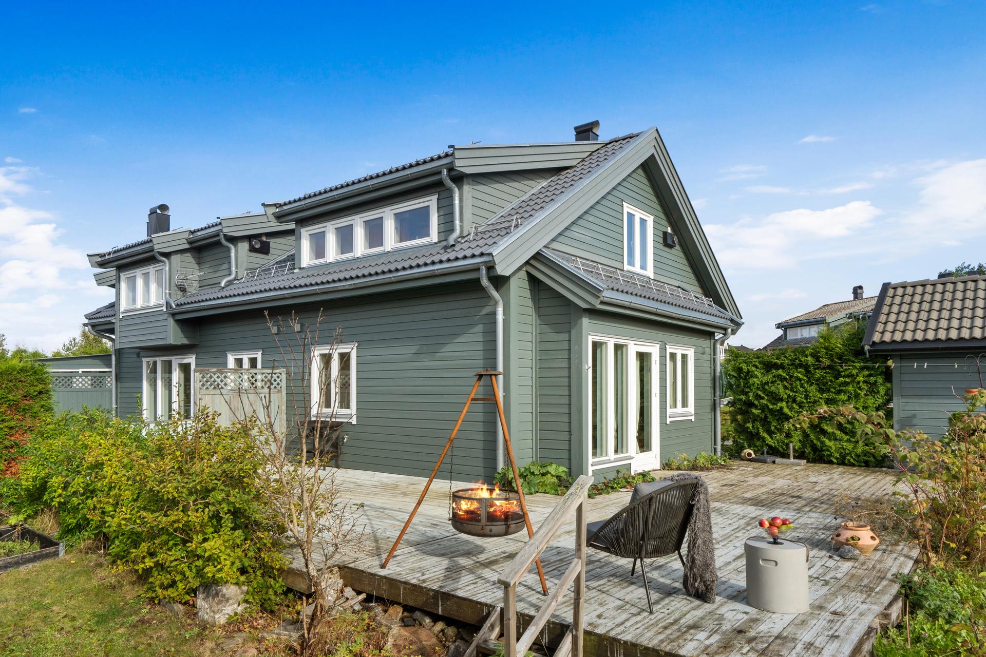 Åpen og luftig terrasse med gode solforhold. Bilde nummer 1 av 3