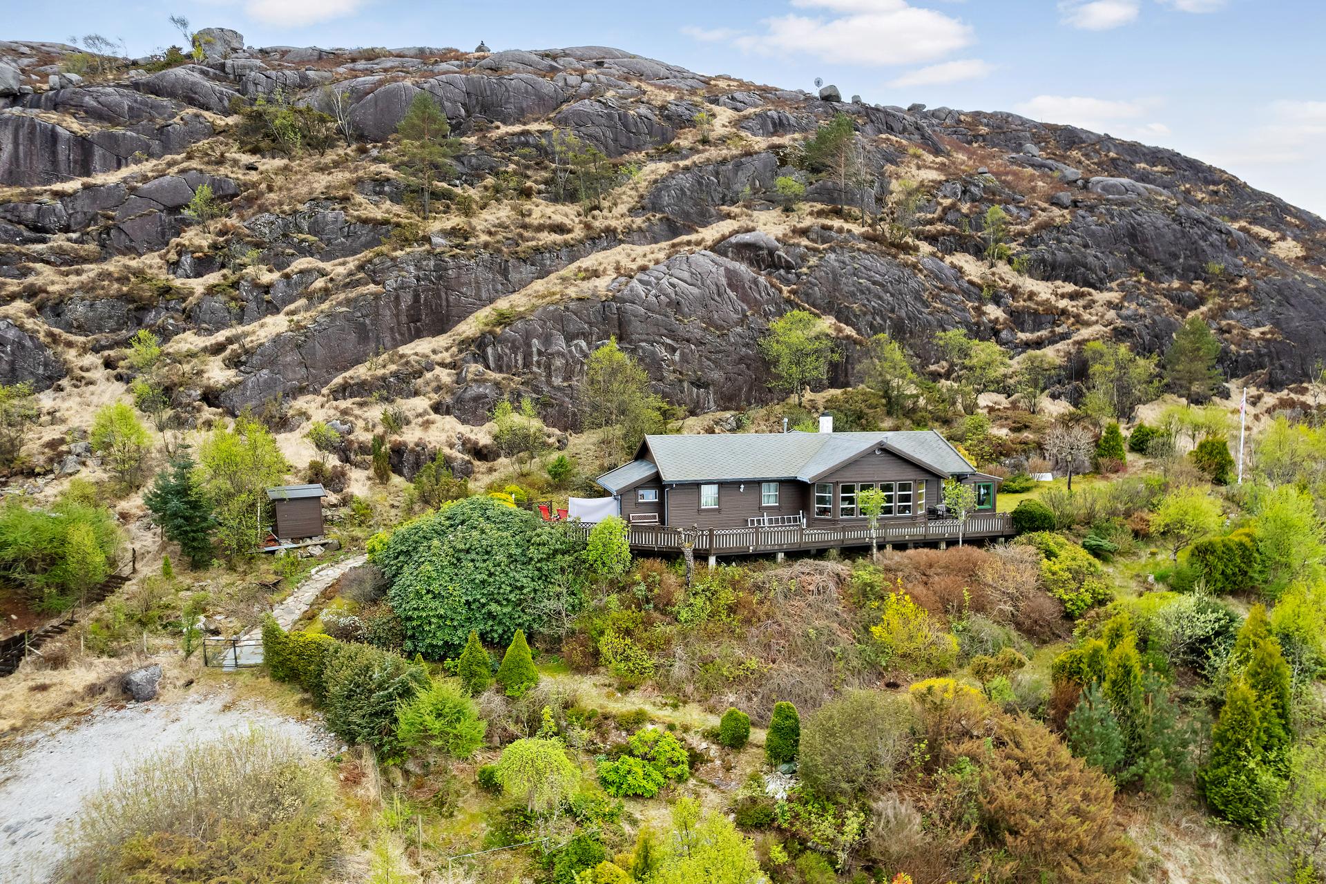 Velkommen til denne innholdsrike fritidsboligen! Foto: Arne Ove Østebrøt. Bilde nummer 1 av 3