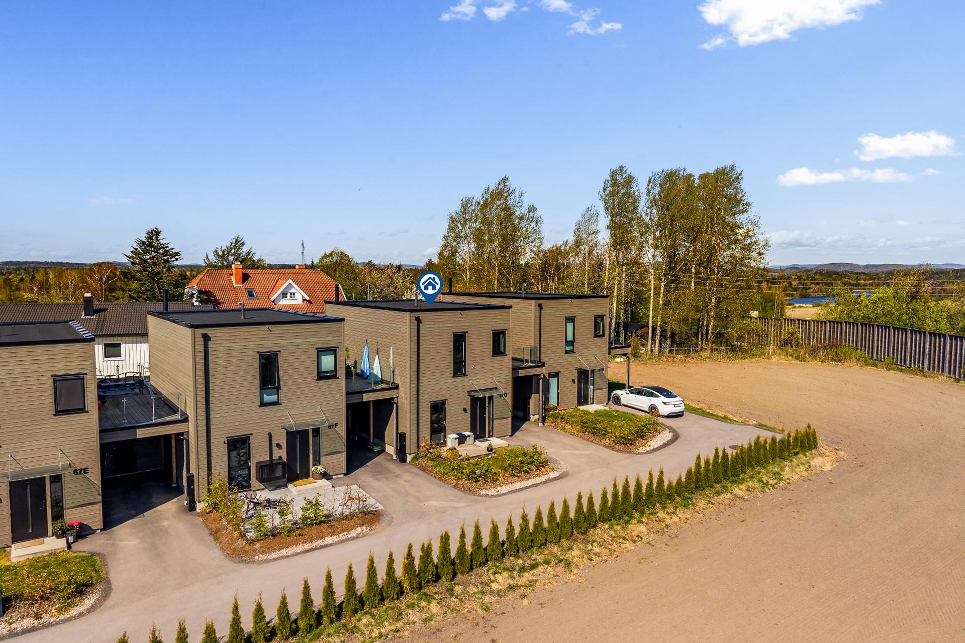 Velkommen til denne kjedede eneboligen på Haukerød! I bakgrunn skimter du Goksjø. Foto: Karl Filip Kronstad. . Bilde nummer 1 av 3