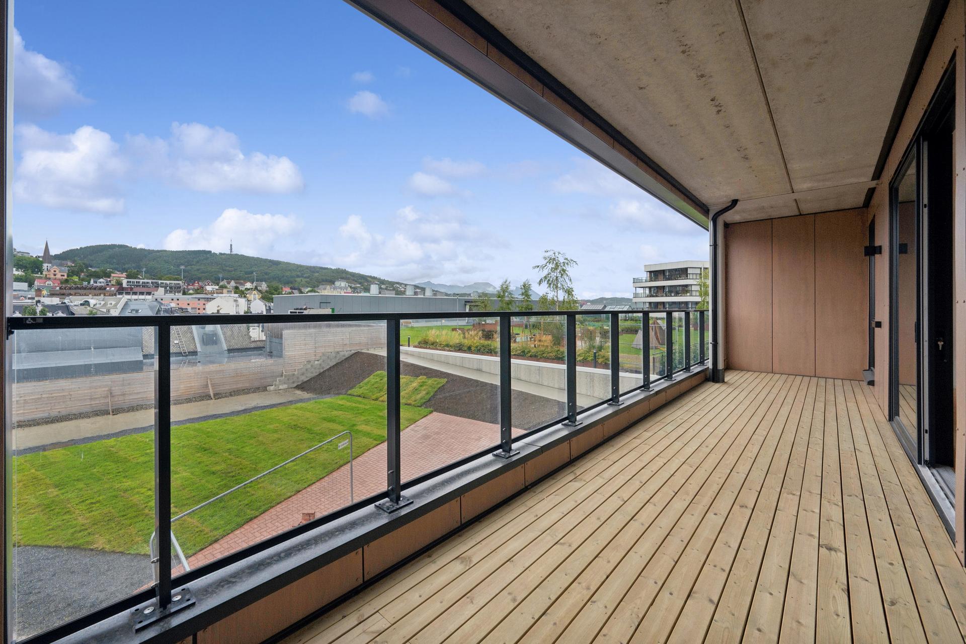 Stor terrasse på ca. 19 kvm med impregnert tredekke og rekkverk i glass.. Bilde nummer 3 av 3