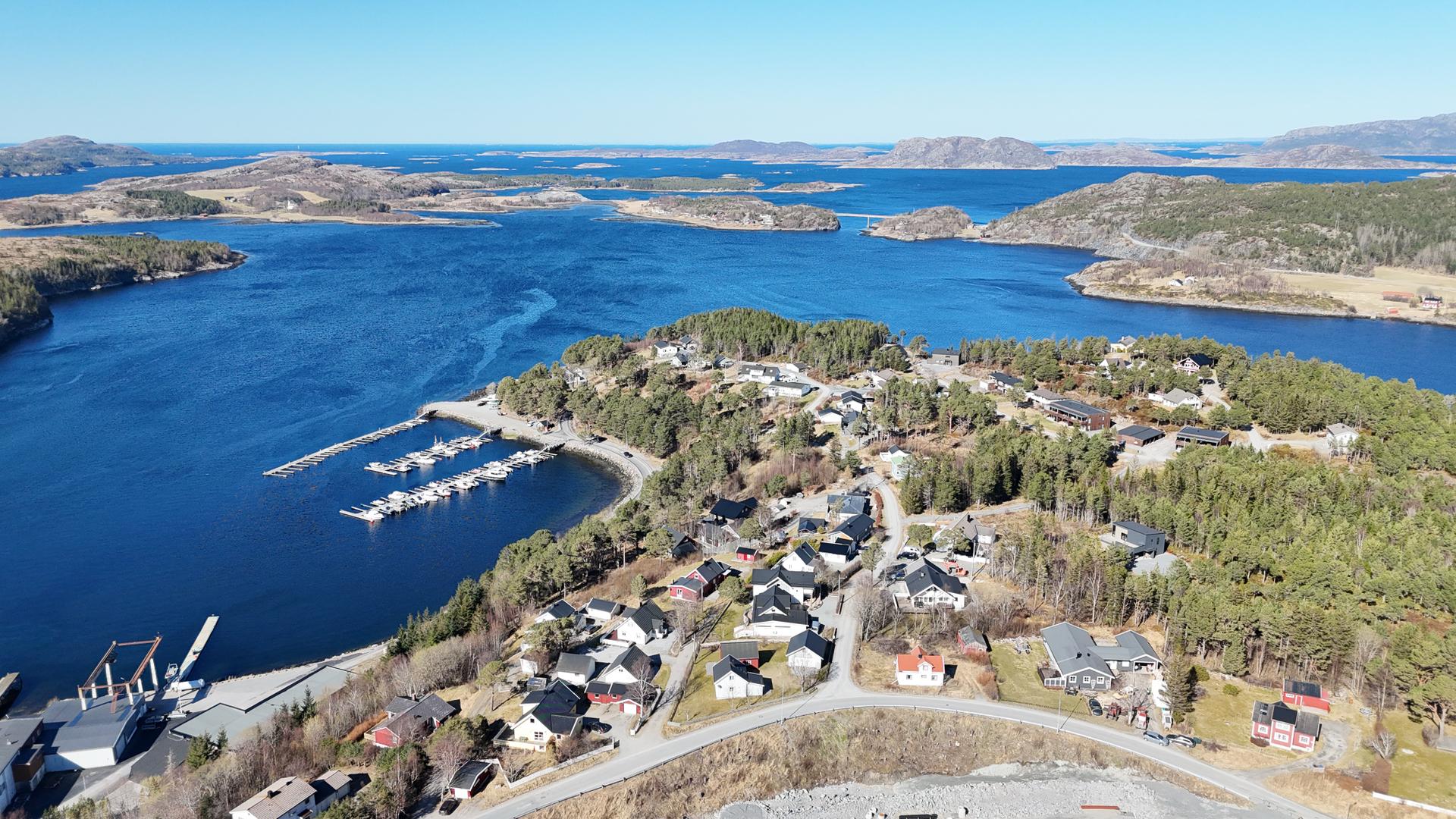 Fin beliggenhet på Lauvsnes i Flatanger. Solrik og pent opparbeidet tomt (Privat foto) . Bilde nummer 2 av 3