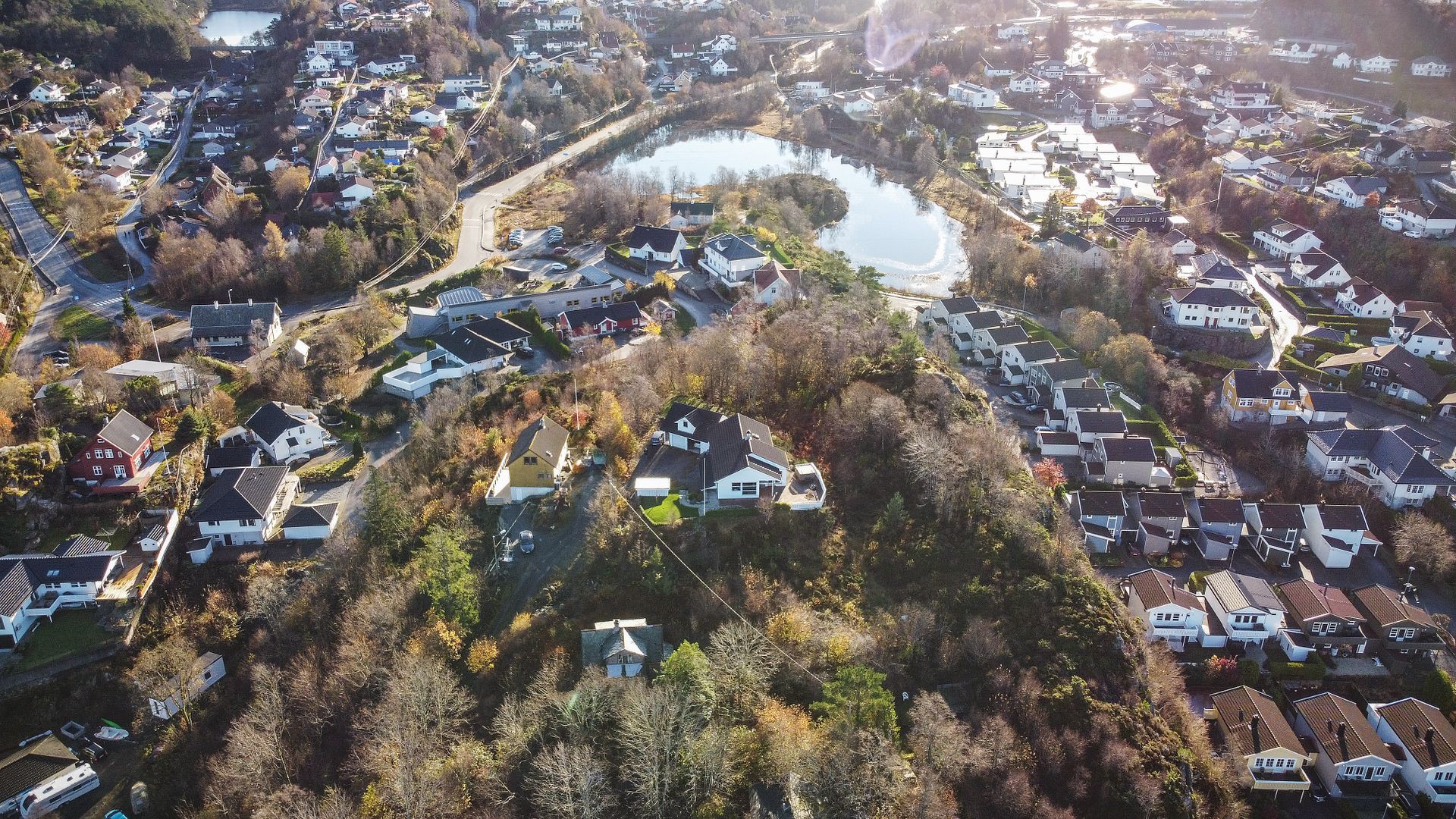 Området er veletablert og barnevennlig med kort avstand til barnehager, skoler og fritidsanlegg. Bilde nummer 3 av 3