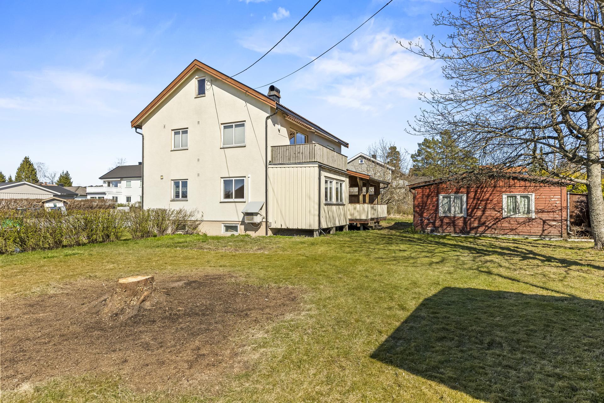 Boligen er omkranset av koselig hage. Bilde nummer 2 av 3