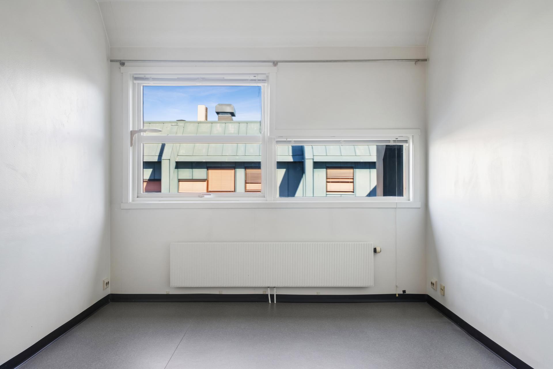 Praktisk selveierleilighet med effektiv planløsning og oppvarming via felles radiatoranlegg.. Bilde nummer 2 av 3