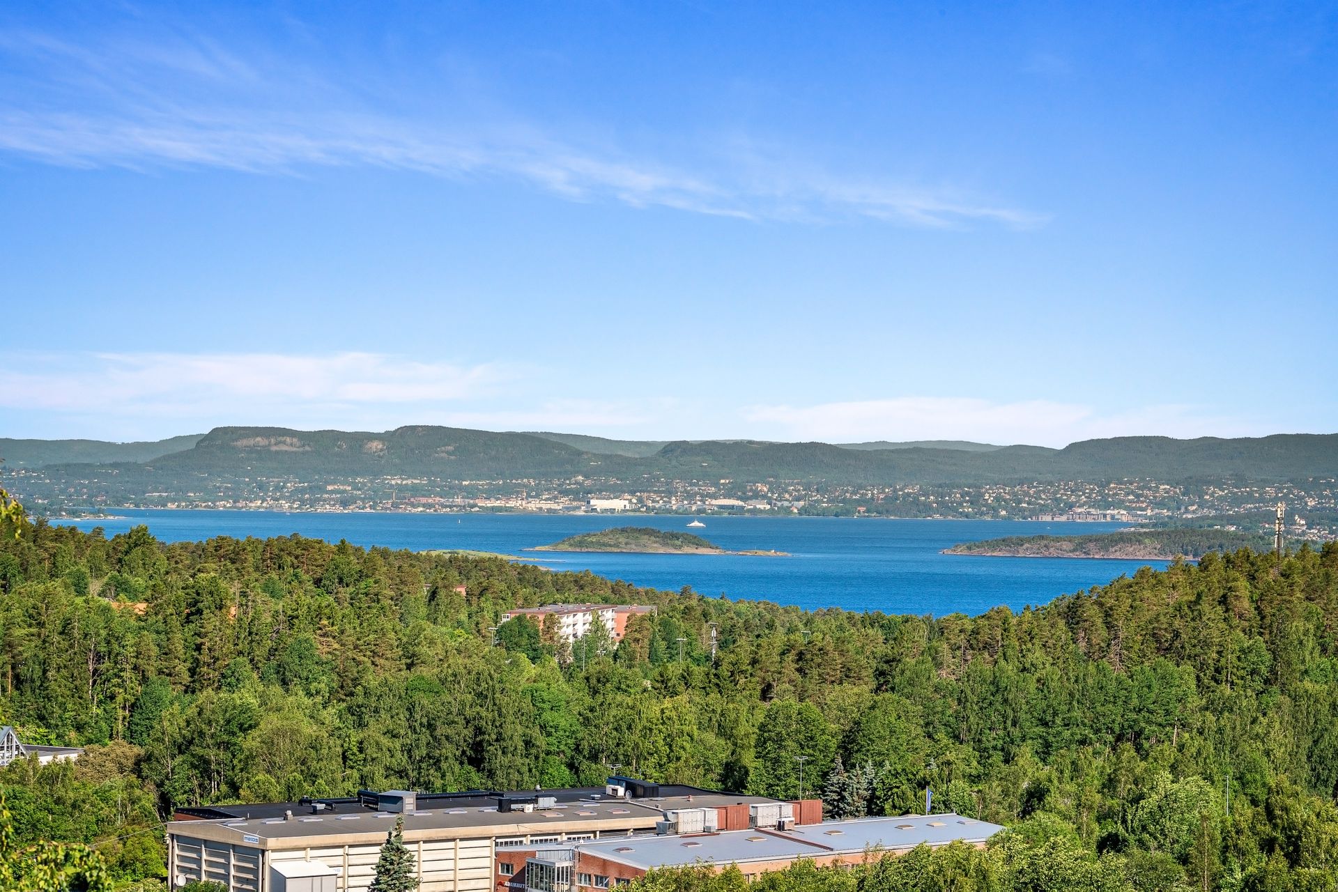 Her får du en fantastisk utsikt over Oslofjorden, byen og marka.. Bilde nummer 2 av 3
