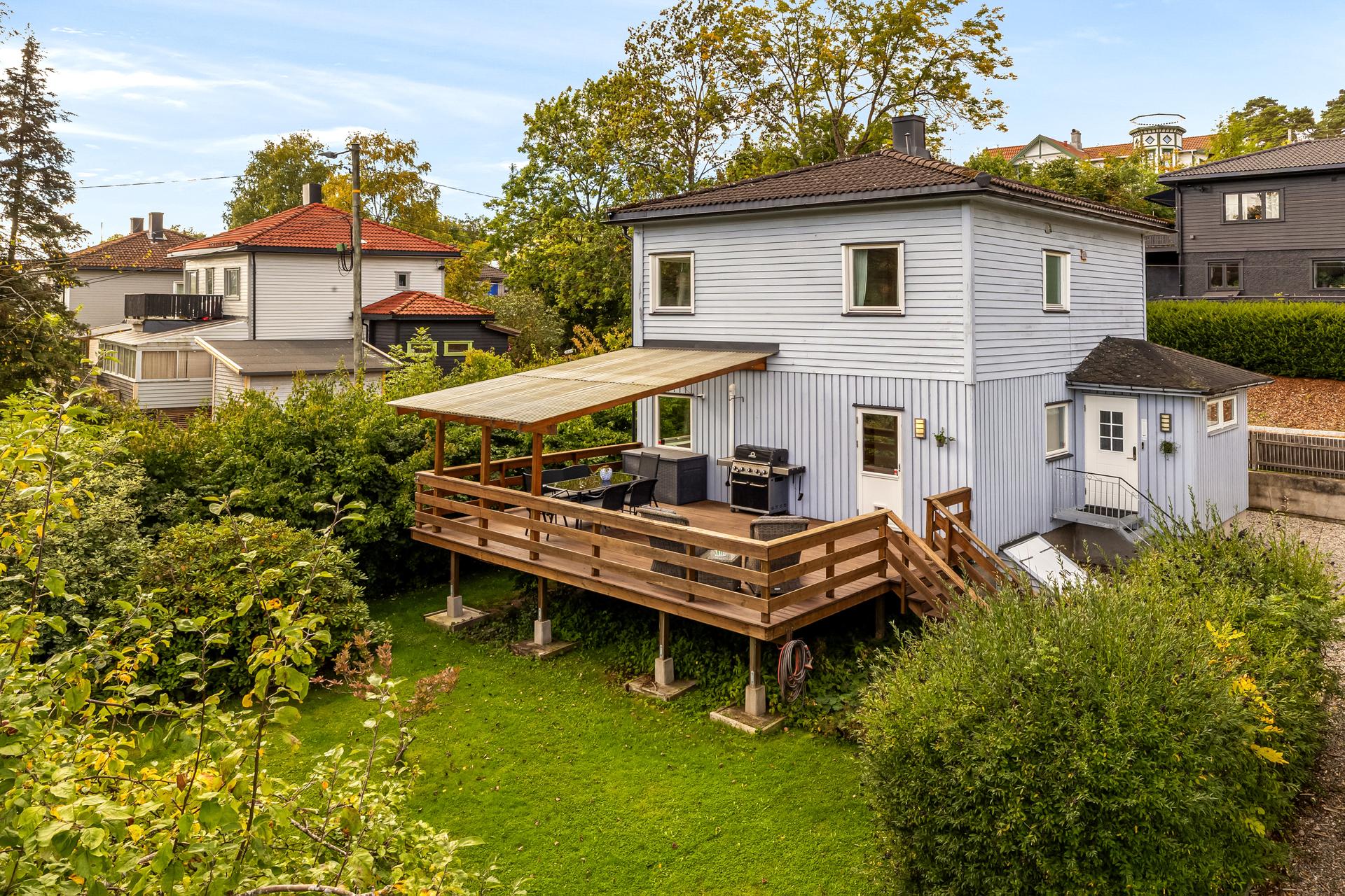 Velkommen til Ilaveien 61, presentert av EiendomsMegler1 v/Heidi Gangfløt. Foto: Fotoetcetera AS. 
Klassisk enebolig over tre plan med stor tomt, frodig hage og en romslig terrasse tilknyttet stueetasjen.. Bilde nummer 1 av 3
