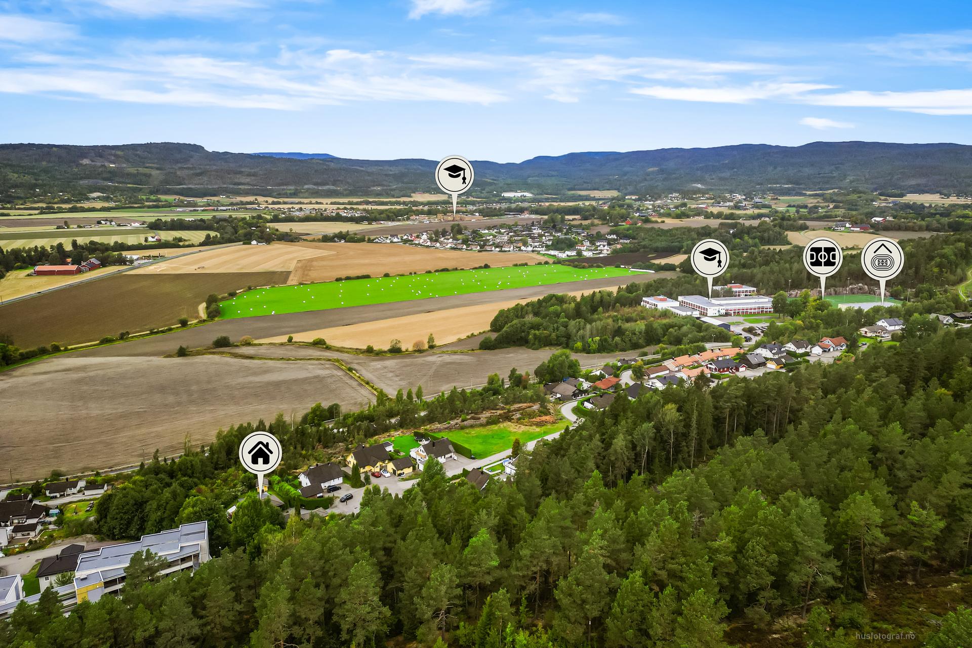 Kort vei til Sandehallen og Sande videregående skole, kun få minutters gange unna.. Bilde nummer 3 av 3