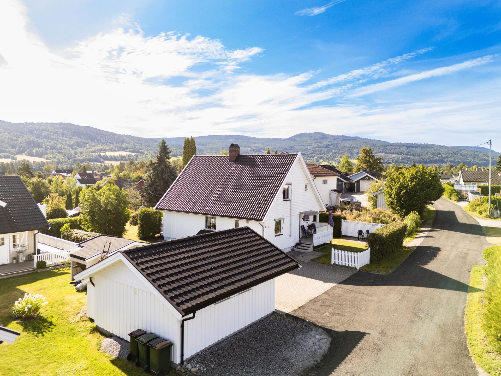 Innholdsrik enebolig med garasje | Oppgradert bad i 2. etasje | Stor terrasse og balkong | Barnevennlig område. Bilde nummer 2 av 3
