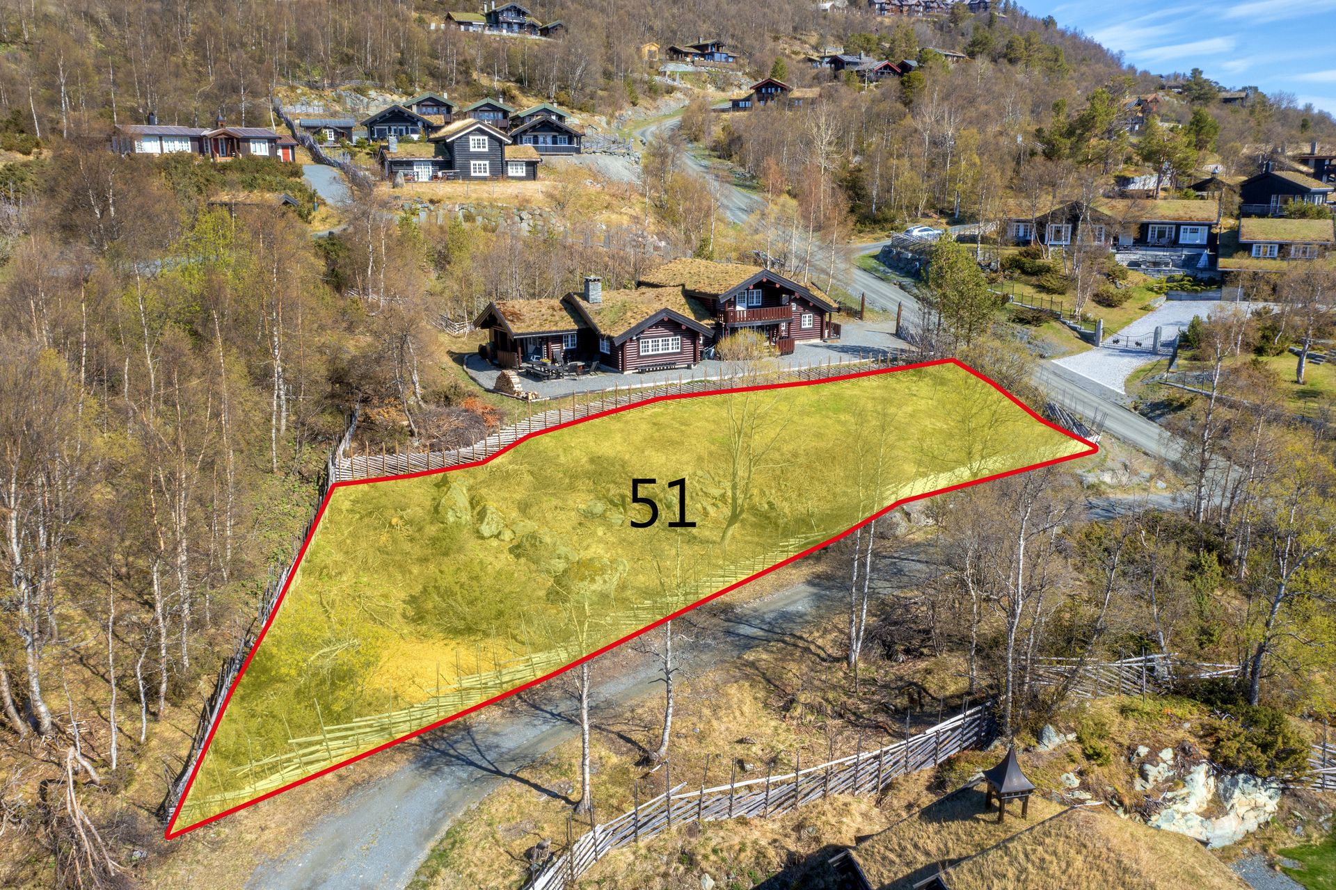 Tomten er på ca. 1011 kvm. . Bilde nummer 2 av 3