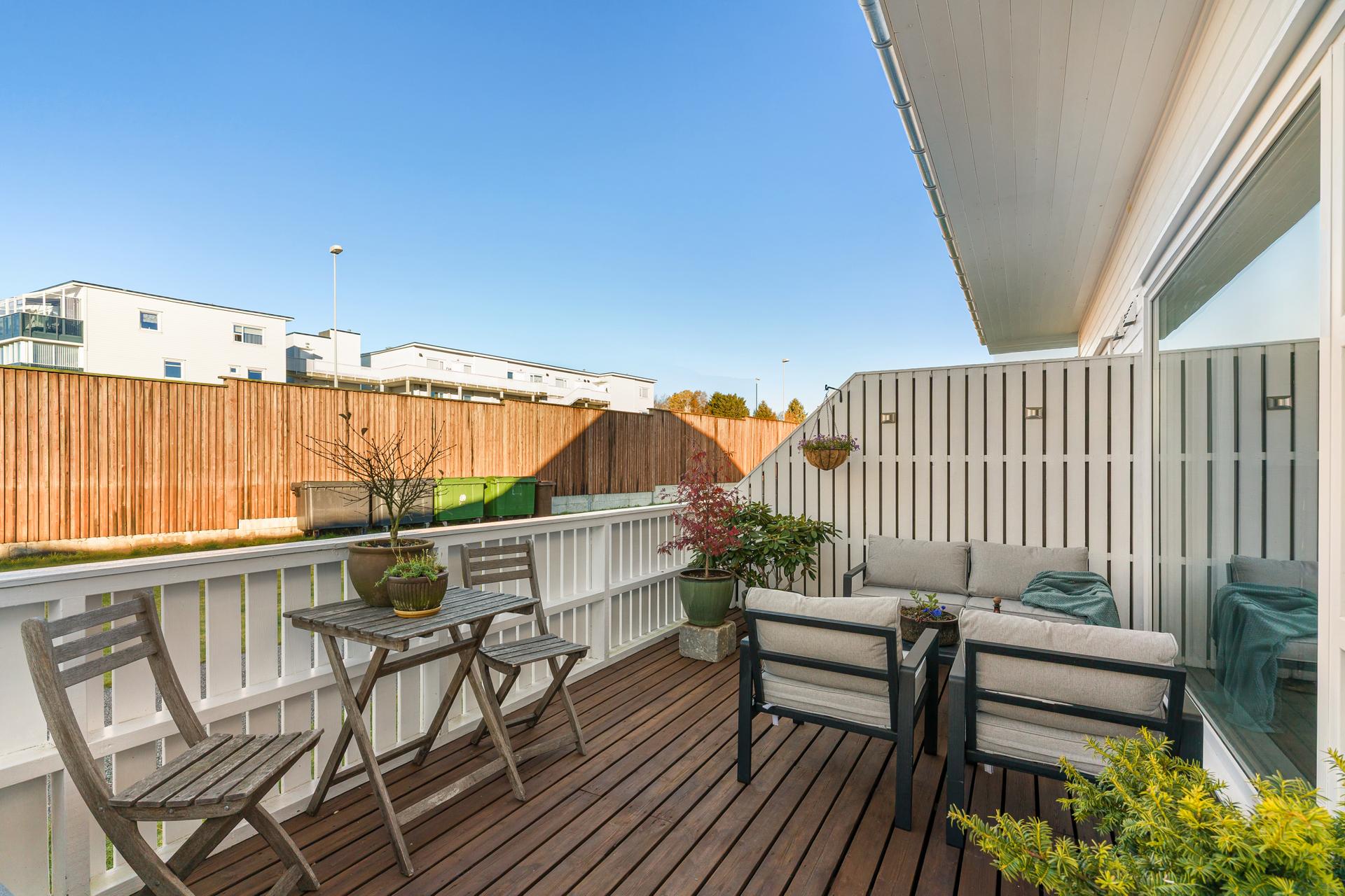 Vestvendt terrasse med gode solforhold og god plass til utemøblement.. Bilde nummer 3 av 3
