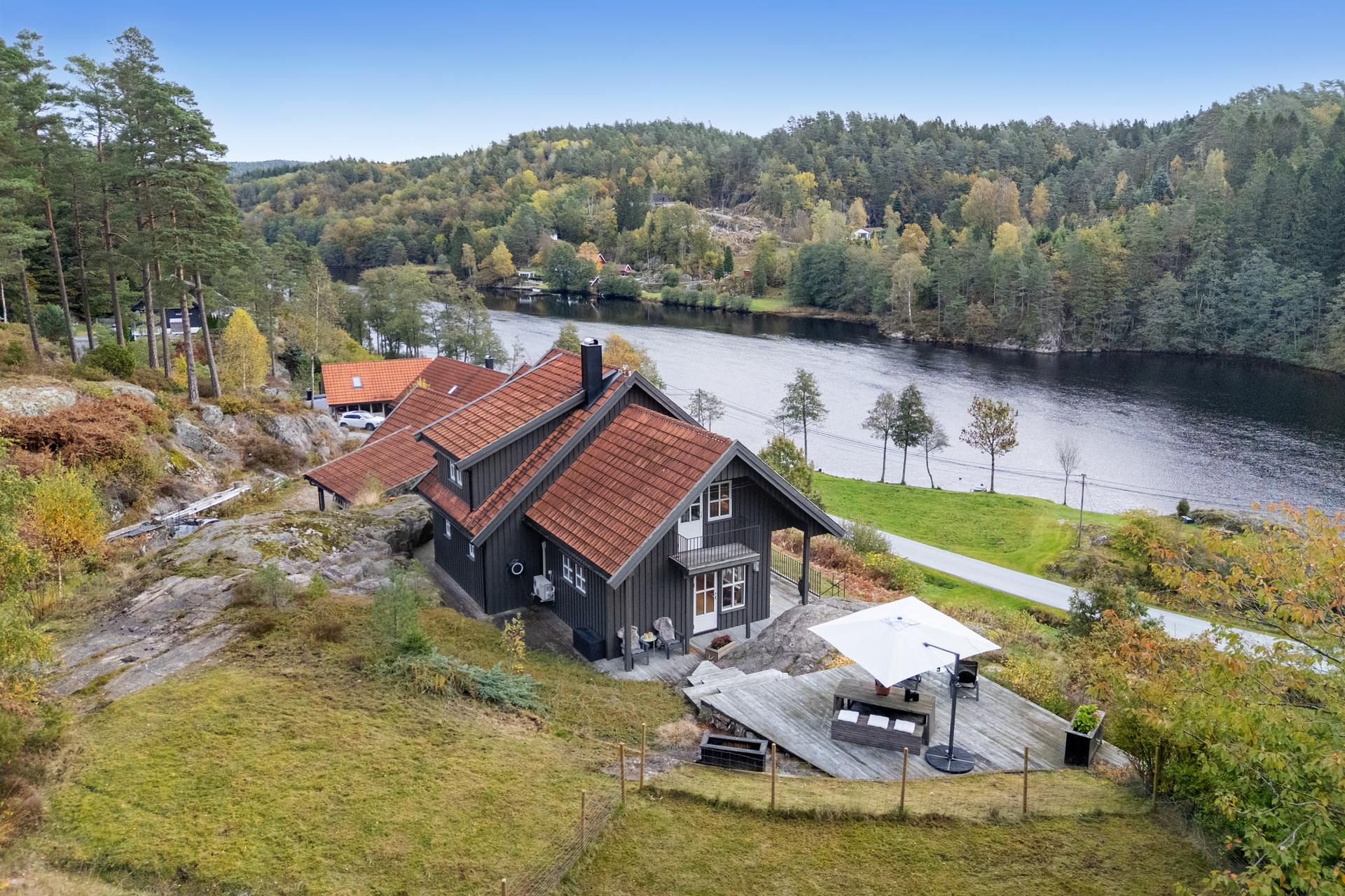 Enebolig over tre plan oppført i 2003, usjenert plassert på en høyde med utsikt mot Mandalselva.. Bilde nummer 2 av 3
