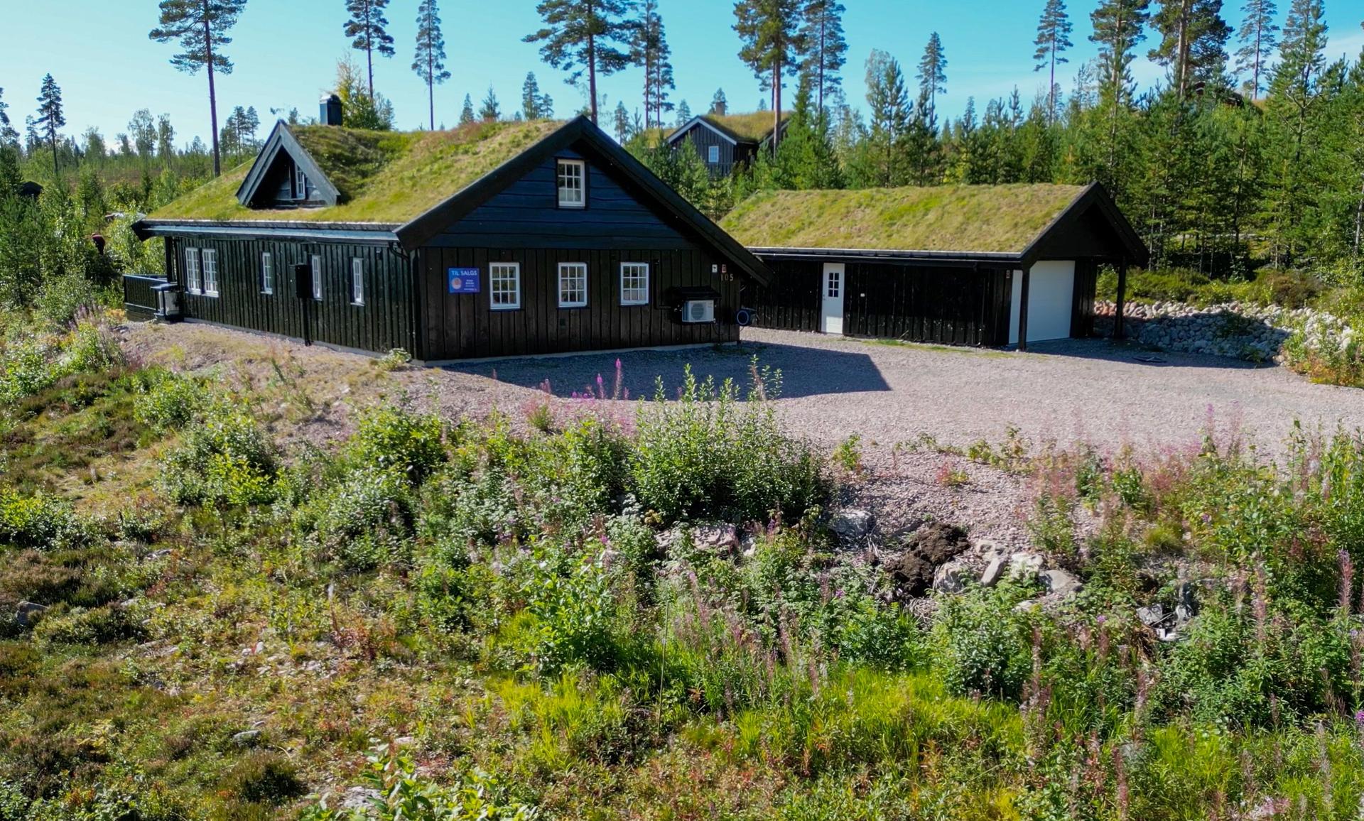 Hytta ligger i Bjønnbekkmora hytteområde, 534 meter over havet.. Bilde nummer 1 av 3