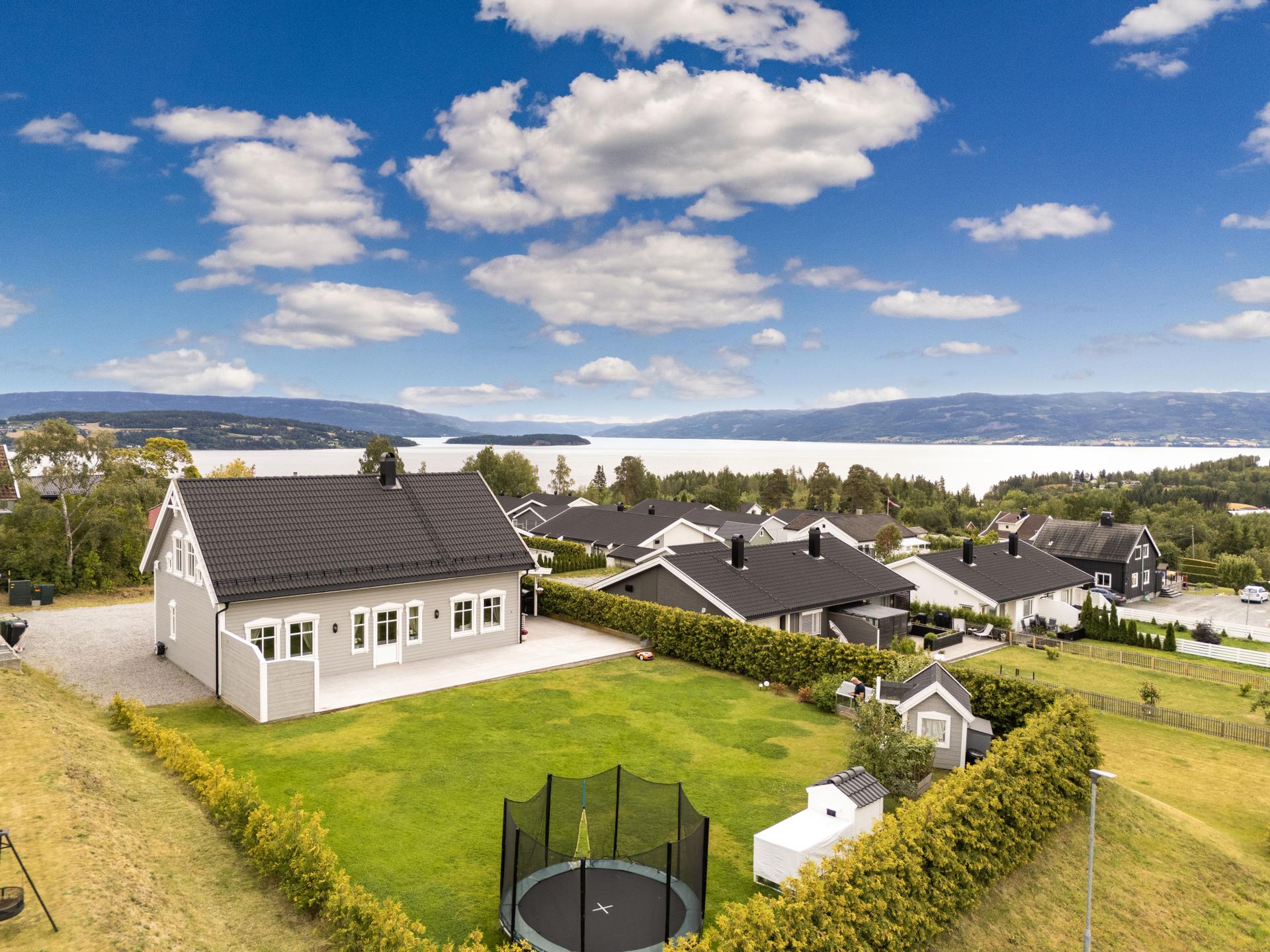 Frittstående dobbeltgarasje på 46 m² oppført i 2019. Bilde nummer 2 av 3