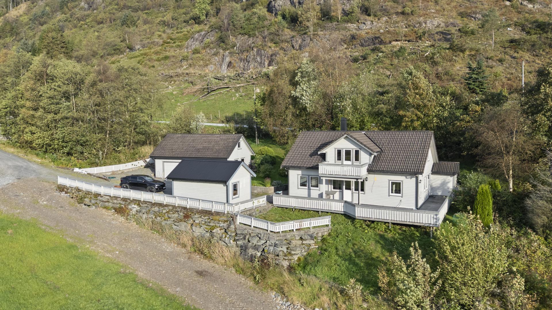 Velkommen til Stavenesvegen 220 v/EiendomsMegler1 - foto levert av Photoevent . Bilde nummer 1 av 3