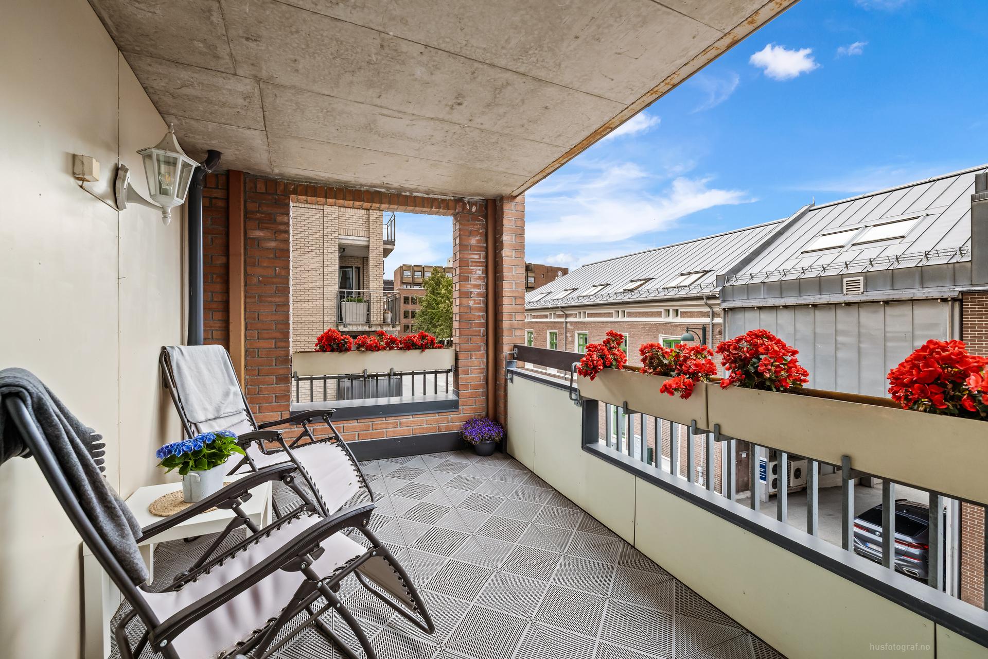 Sentral andelsleilighet i 2. etasje med heis og egen terrasse. Her bor du midt i Drammen sentrum, med gangavstand til byens fasiliteter.. Bilde nummer 2 av 3