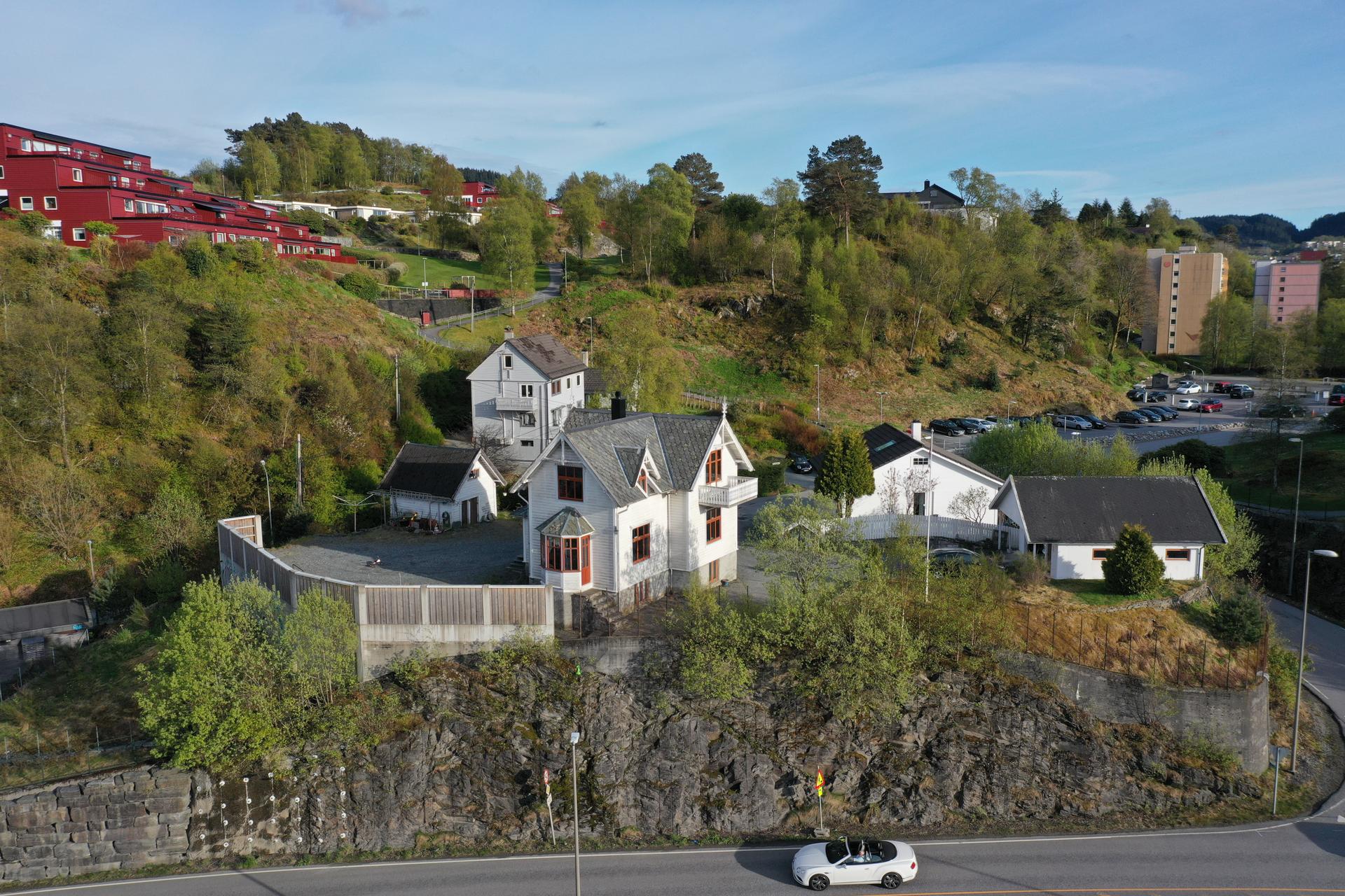 Dronebilde av eiendommen sett fra vest. Bilde nummer 3 av 3