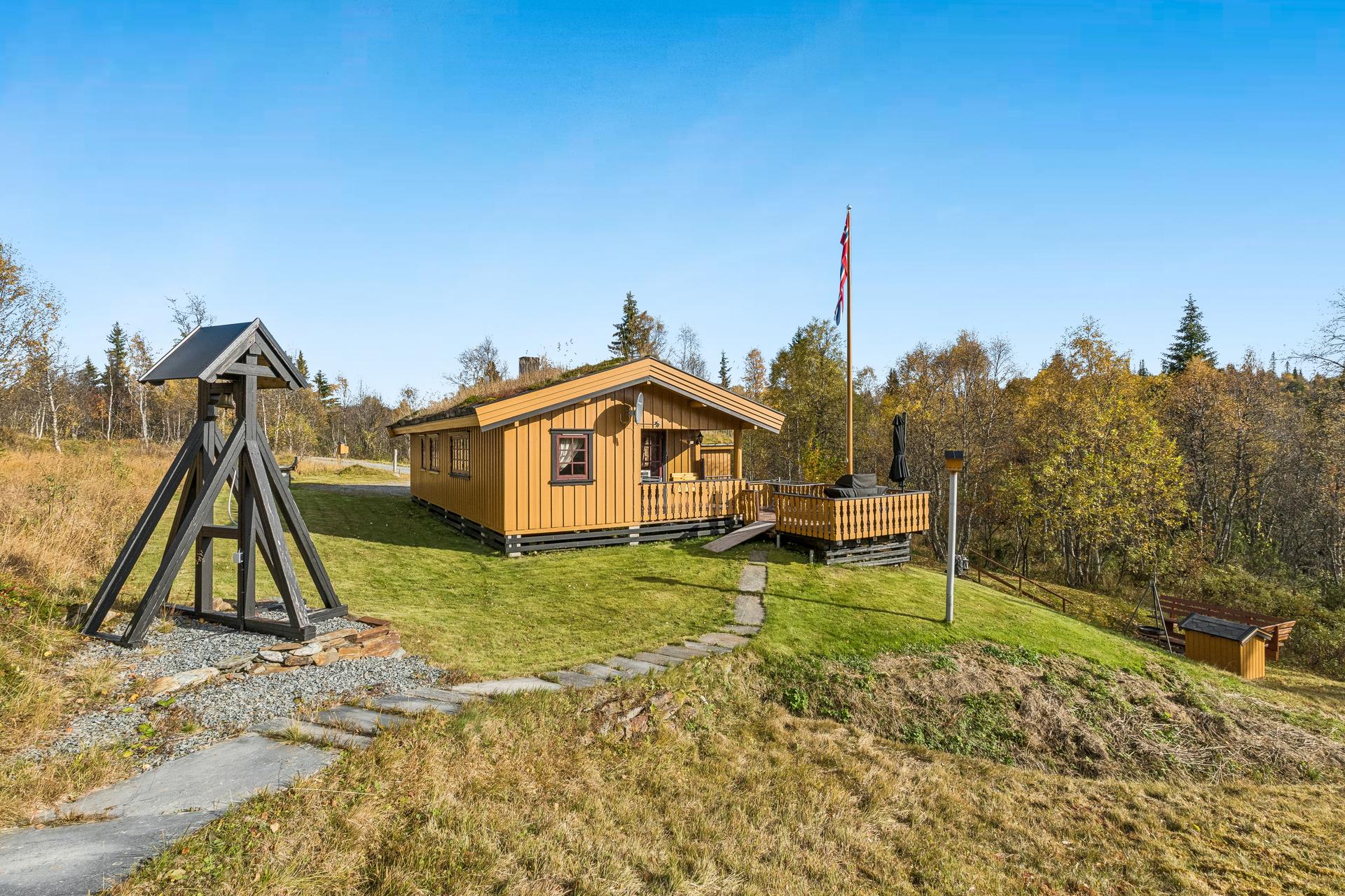 Sjarmerende hyttetun bestående av hytte, uthus, pent uteområde og egen kosebu.. Bilde nummer 2 av 3