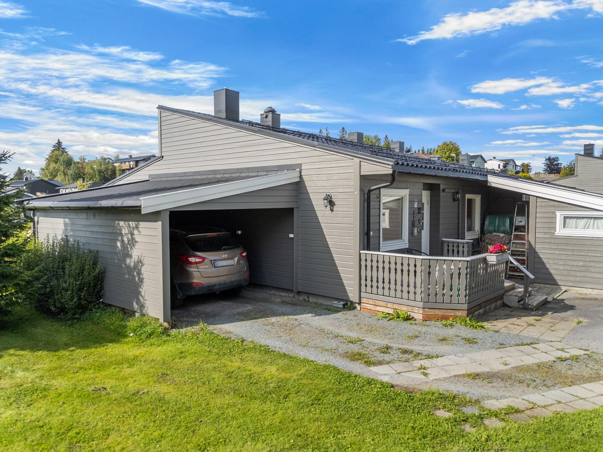 Rekkehus med carport, skjermet terrasse og trivelig uteområde.. Bilde nummer 3 av 3