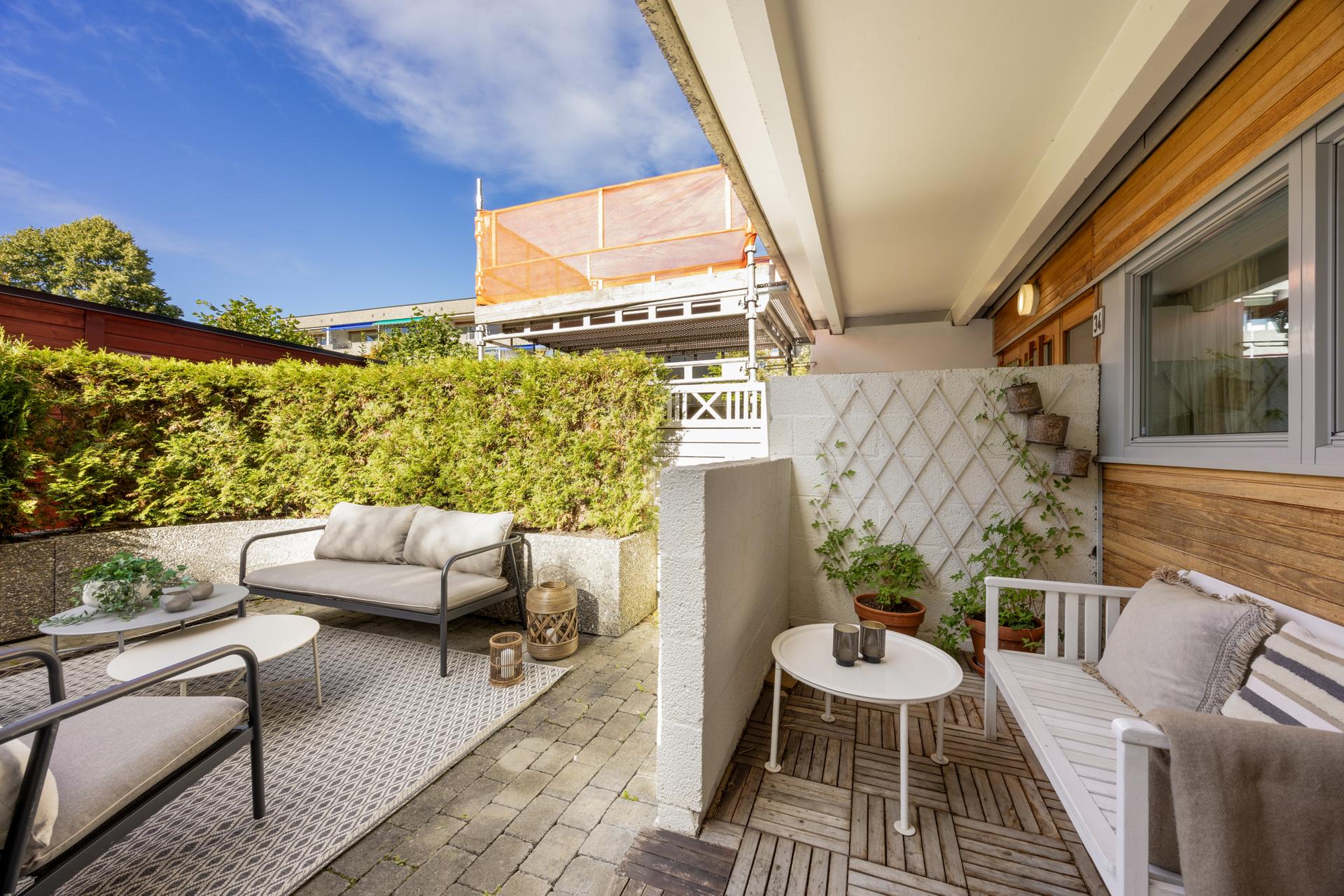 Velkommen til Hovseterveien 34B. Attraktiv, stor 5-roms hjørneleilighet med terrasse og hagedel. 2 bad. Separat vaskerom. Garasjeplass. Sjelden sjanse! Foto: Wlodek. Bilde nummer 1 av 3