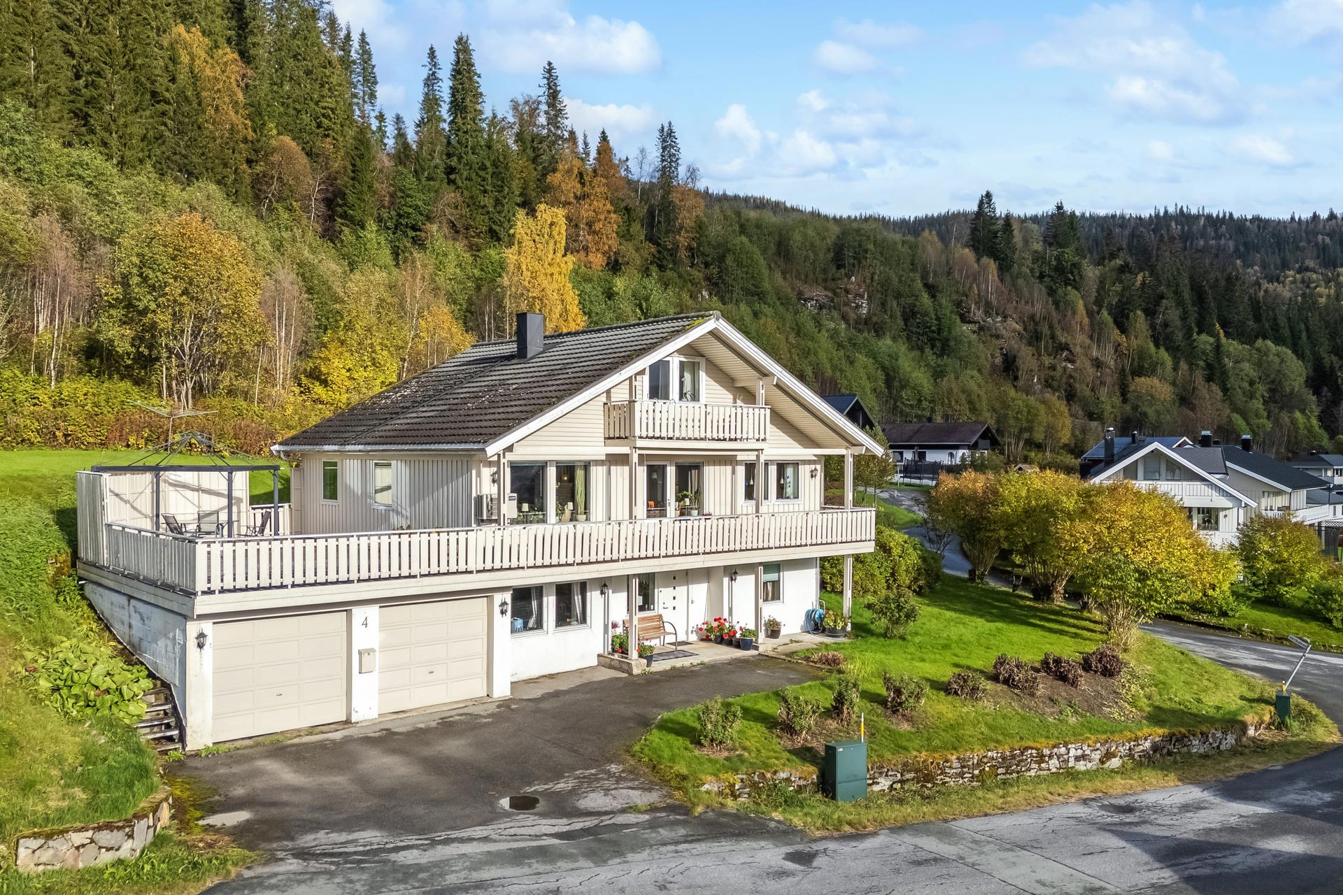Frittstående enebolig over tre plan med integrert garasje og stor overliggende takterrasse.. Bilde nummer 2 av 3