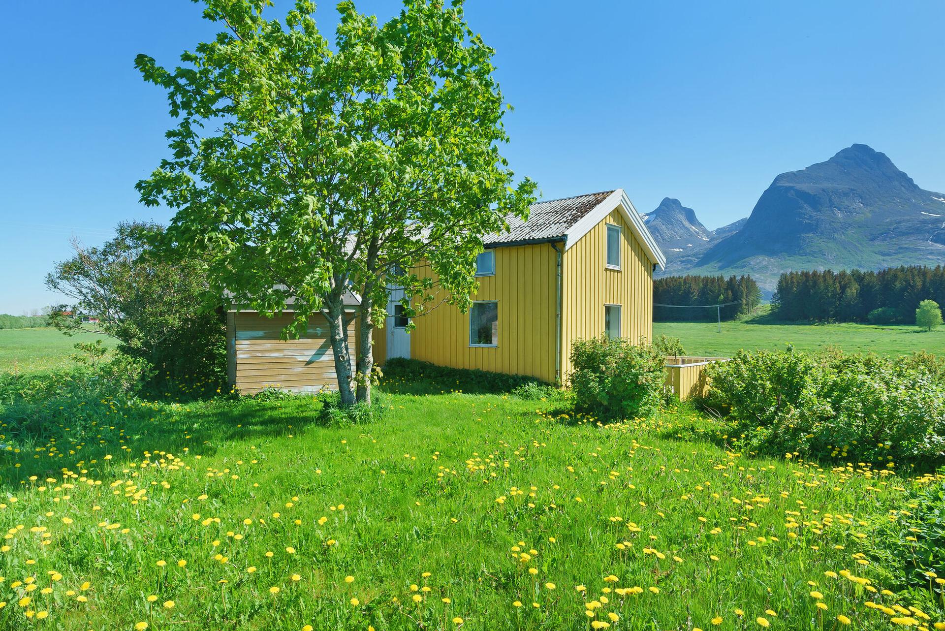 Velkommen til Søvikveien 398! Foto: [Fotograf eller fotofirma]. Bilde nummer 1 av 3