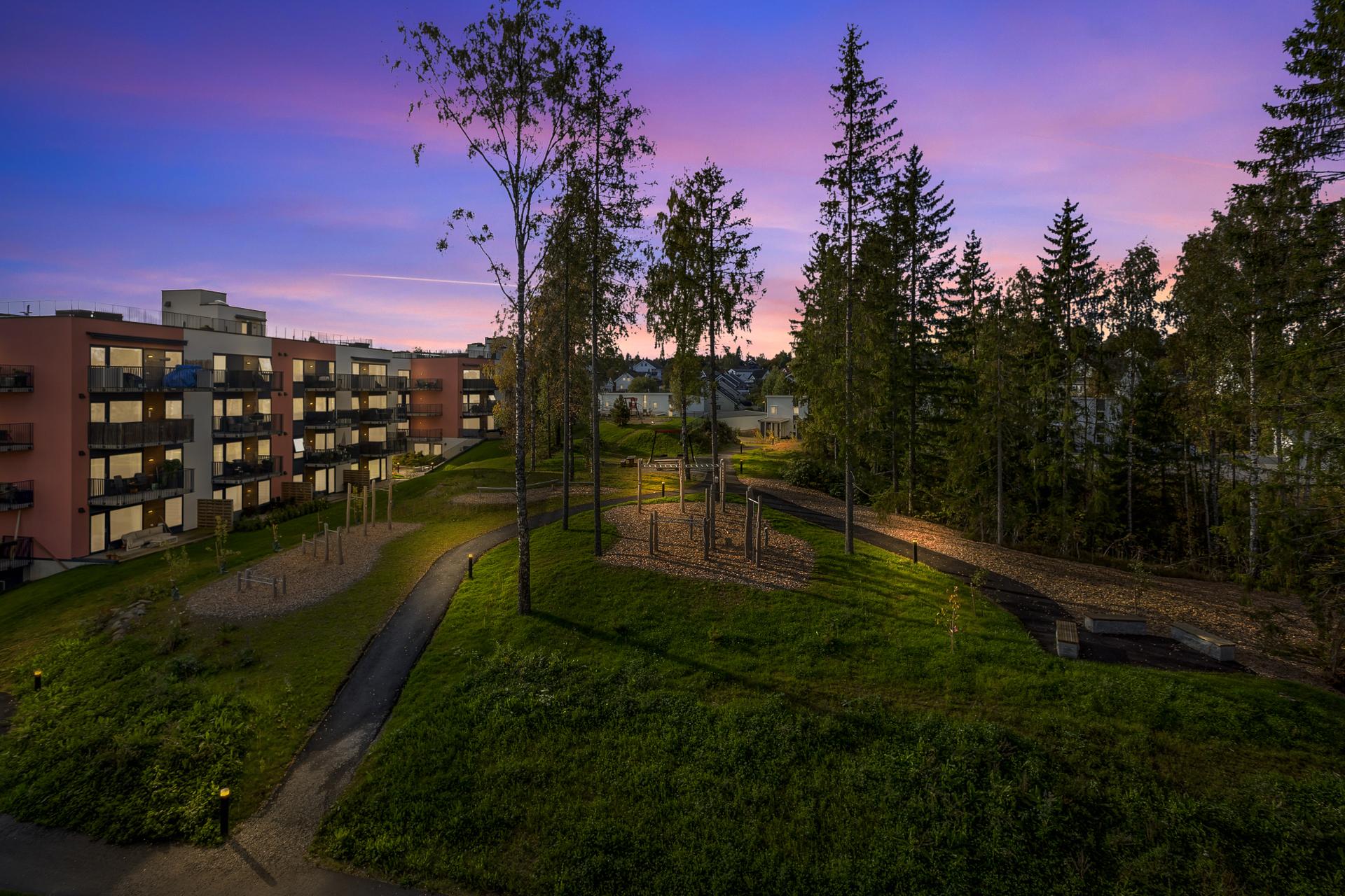 De grønne lungene gir et frodig preg på eiendommen.. Bilde nummer 3 av 3