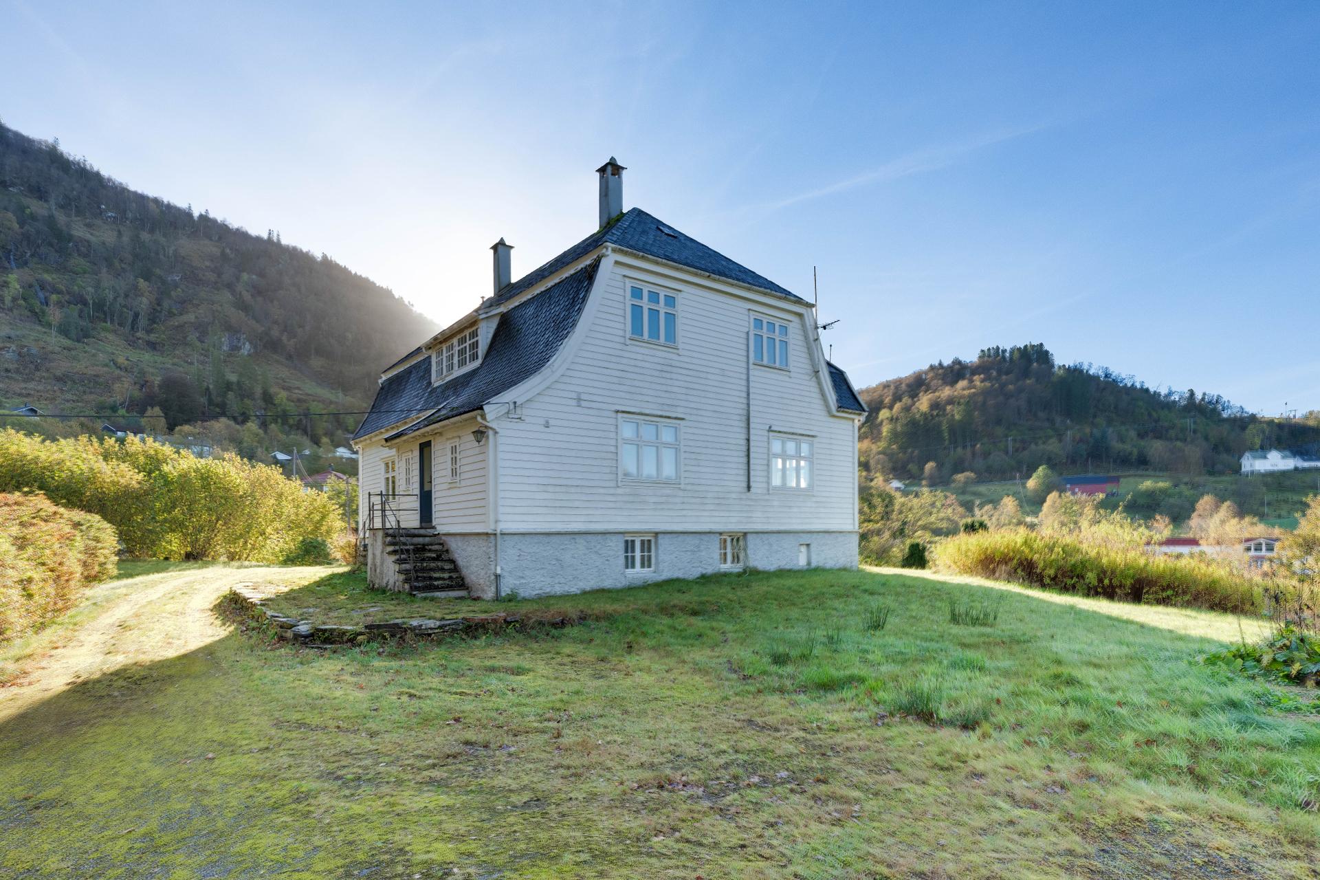 Klassisk enebolig over tre plan, frittliggende på en romslig eiertomt ved fjorden.. Bilde nummer 3 av 3