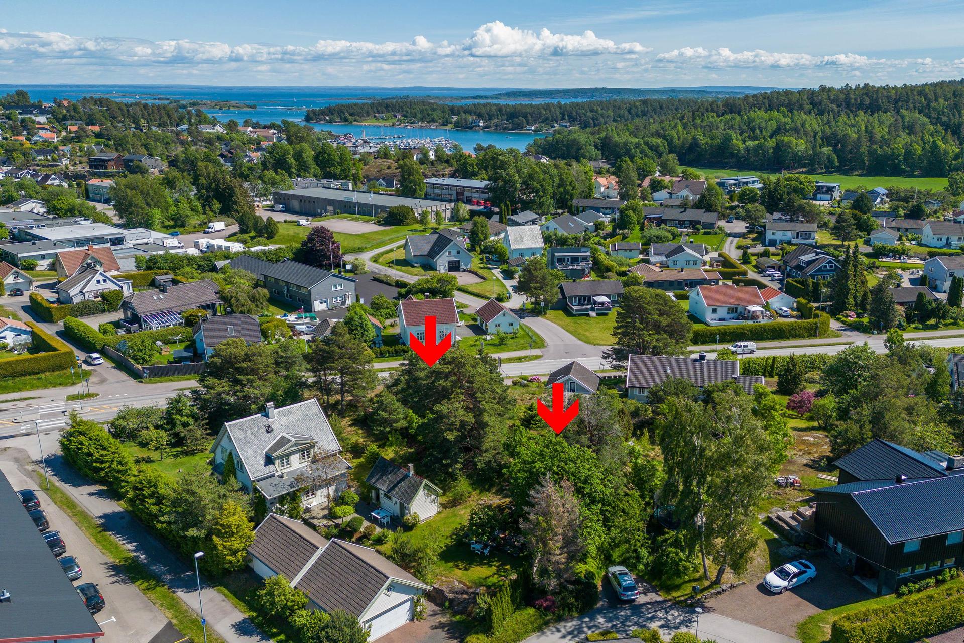 Tomten ligger på et liten kolle sentralt på Skallestad. Bilde nummer 1 av 3