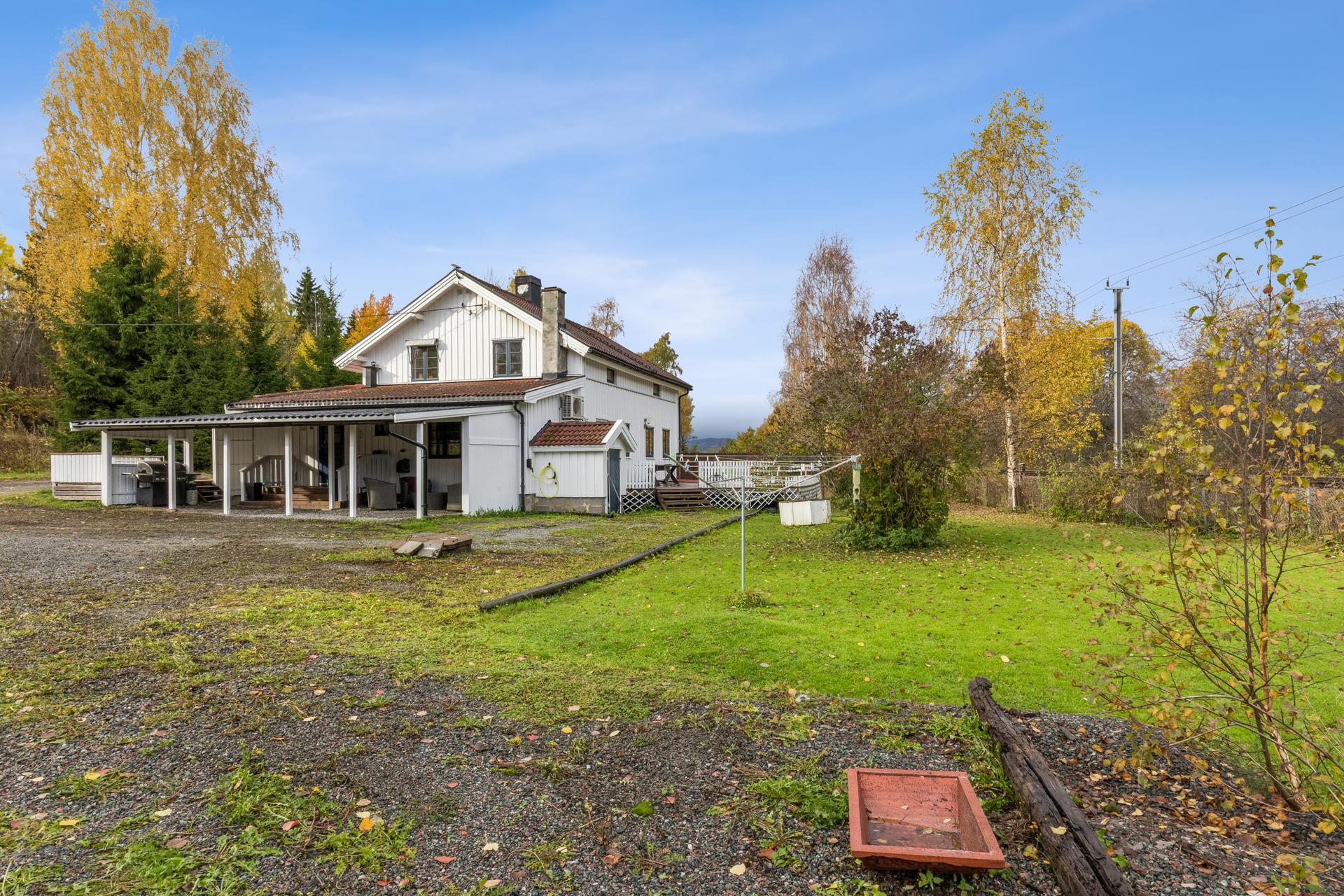Eiendommen med opprinnelig bolig ble etablert i 1834, og har tomt på 24 mål.. Bilde nummer 2 av 3