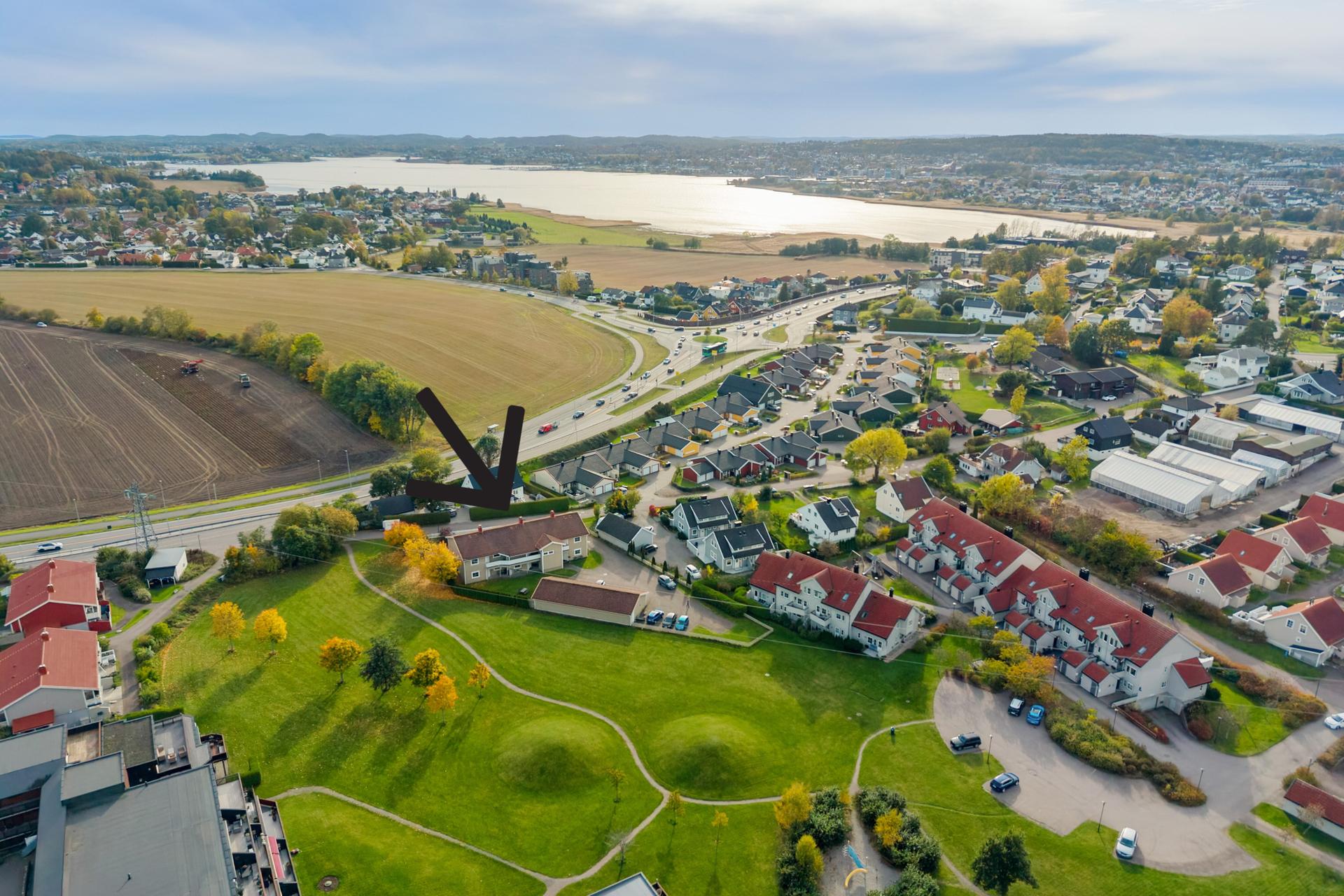 Her bor du i 2. etasje med alt du trenger på ett plan, samtidig som du har både butikker, servicetilbud og fine nærområder like i nærheten. Tønsberg sentrum ligger kun ca. 2 km unna, og Olsrød Park finner du bare noen drøye steinkast fra inngangsdøren.. Bilde nummer 2 av 3