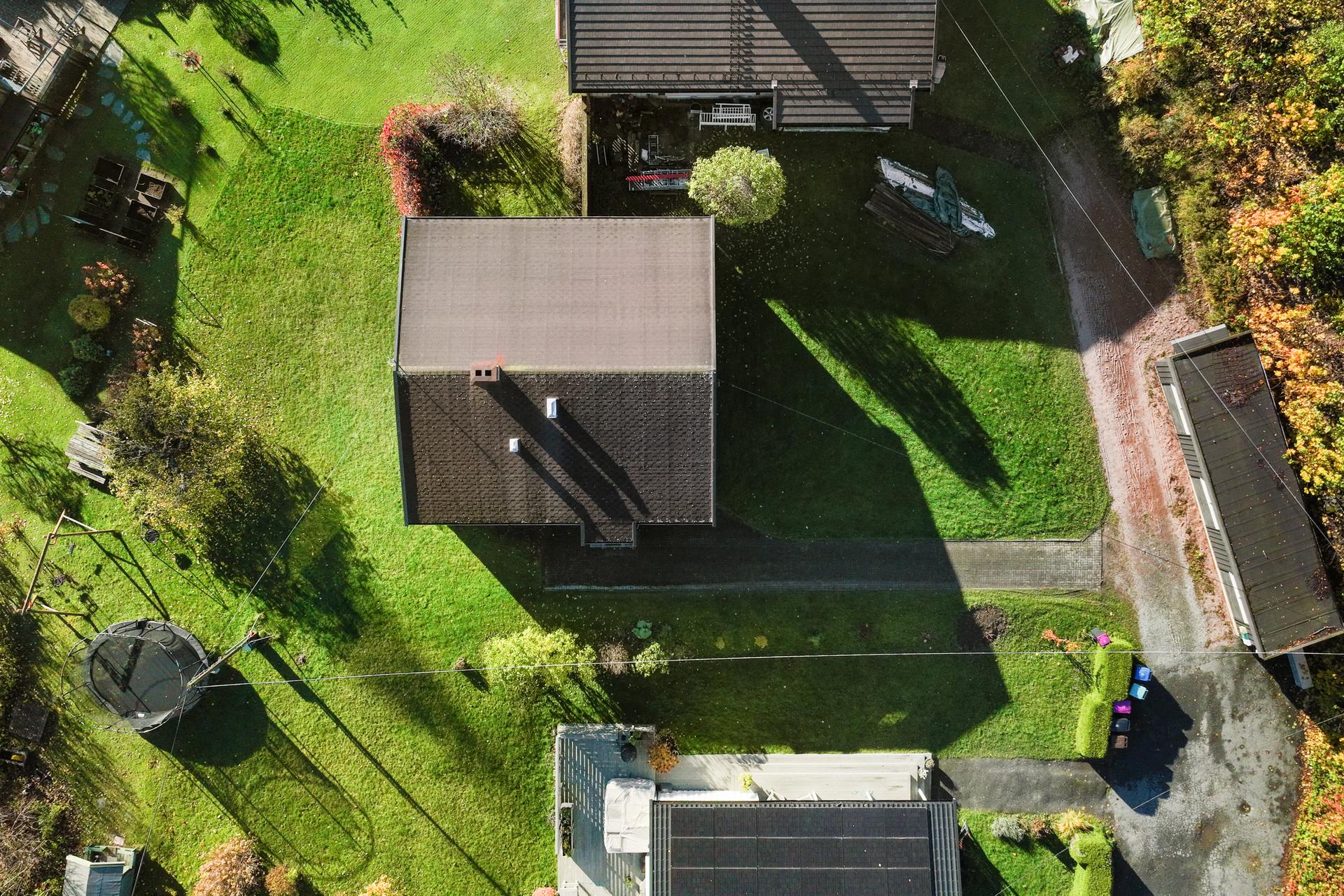 Enebolig over to plan beliggende på en stor, grønn tomt i et veletablert nabolag.. Bilde nummer 2 av 3