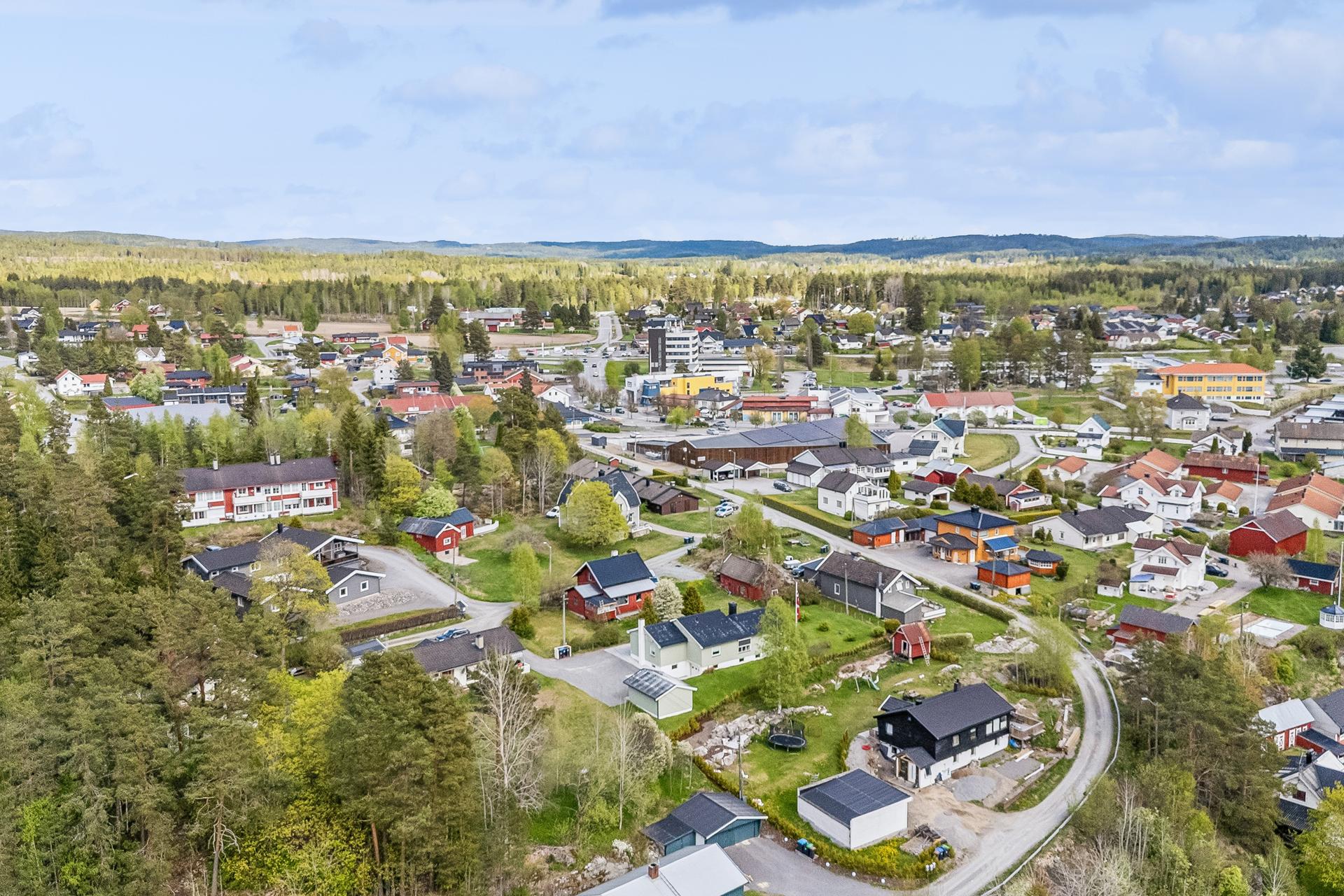 Fra boligen er det gangavstand til Skotterud sentrum, med blant annet Kiwi dagligvarebutikk og bussholdeplass.. Bilde nummer 3 av 3