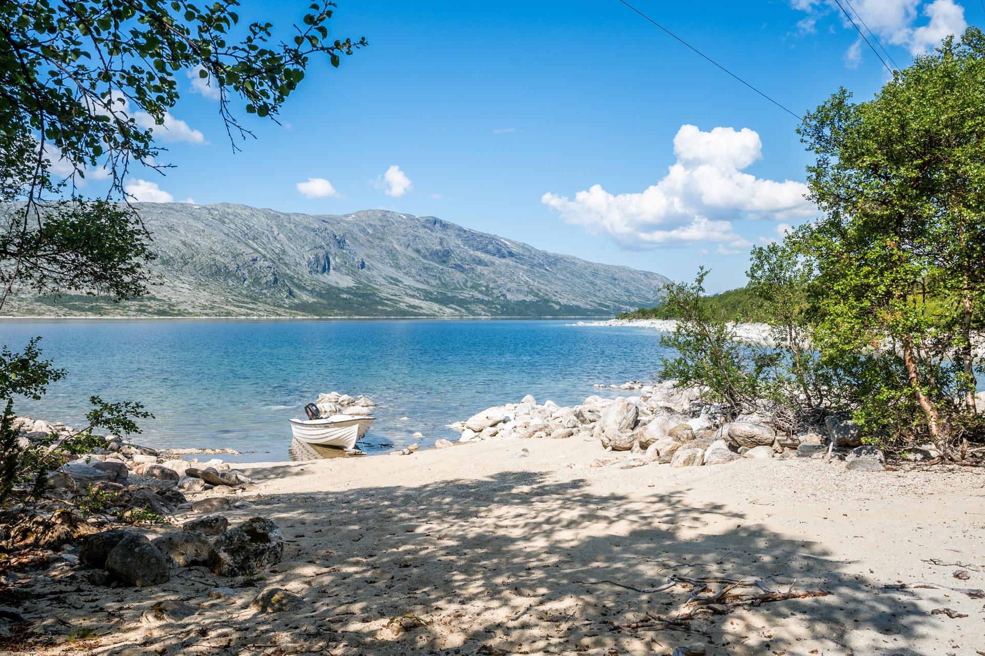 Det er noen meter fra hytta og ned til vannet - nydelig utsikt. . Bilde nummer 3 av 3