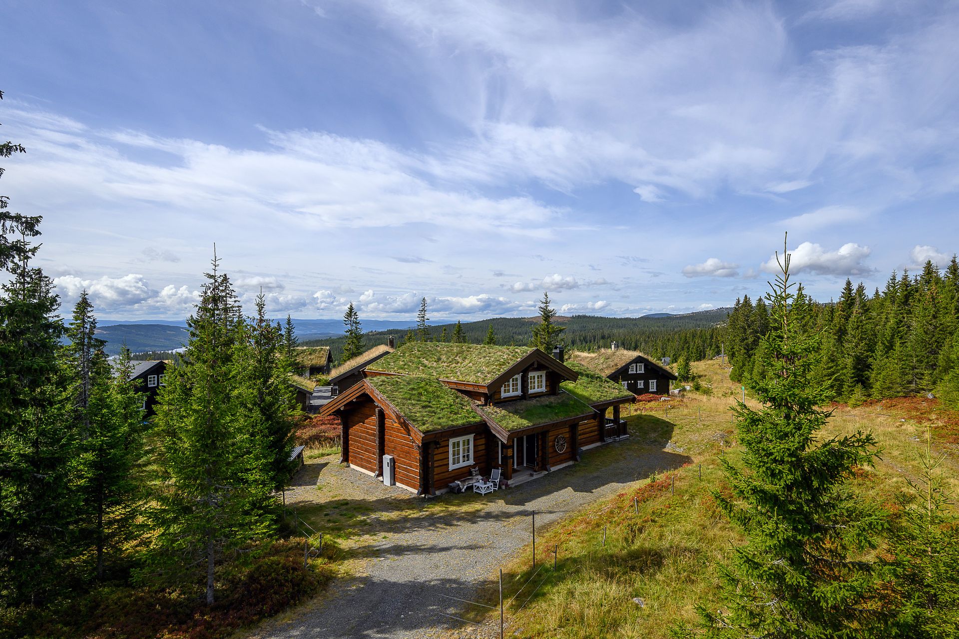 Meget innbydende og solid laftehytte i populært og veletablert område i Natrudstilen v/Sjusjøen. . Bilde nummer 2 av 3